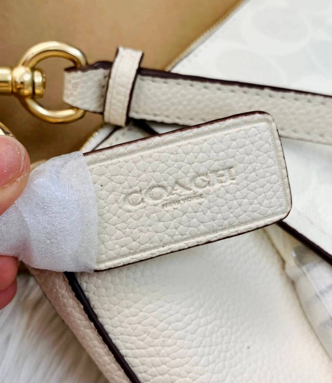 COACH SMALL MARLON SHOULDER BAG ((1600//1597)) 🌈พร้อมส่งที่ไทยอีกครั้ง ตามคำเรียกร้อง ห้ามพลาด! กระเป๋าหิ้ว//คล้องไหล่//สะพายข้างได้ หนังแท้ ทรงสวยมากค่ะ ด้านหน้ามีช่องซิปซ่อนแบบหนังห้อยให้2ช่อง ใส่ของจุกจิกค่ะ เปิดปิดกระเป๋าแบบซิป ภายในกว้างใส่ขอ