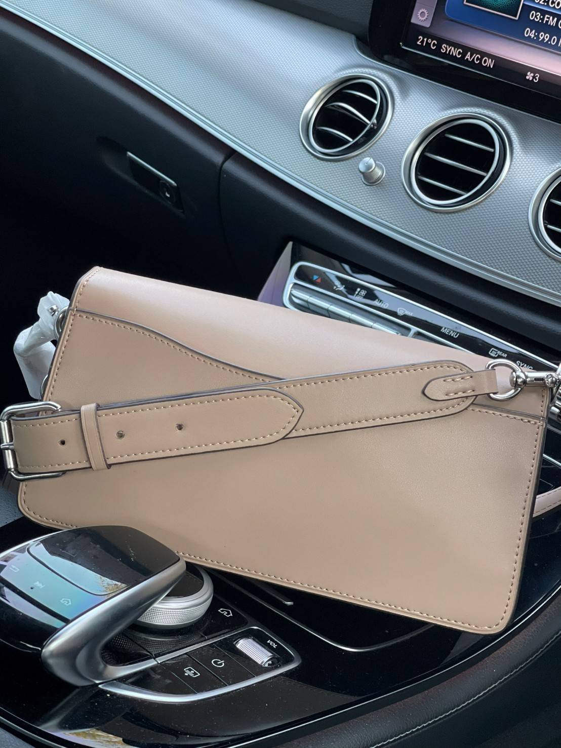 Coach tabby shoulder bag ให้ลุคเก๋ ๆ ด้วยสีและลวดลายคลาสสิกตามแบบฉบับสาว Coach กระเป๋าสะพายไหล่สุดคลาสสิกรุ่นนี้ เป็นรูปทรงสี่เหลี่ยมผืนผ้าที่เข้าได้กับสาว ๆ ทุกสไตล์ หมุดสำหรับเปิดปิดกระเป๋าที่เป็นรูปตัว C ทำให้ได้กระเป๋าที่บ่งบอกความเป็น Coach ได้อย่างส