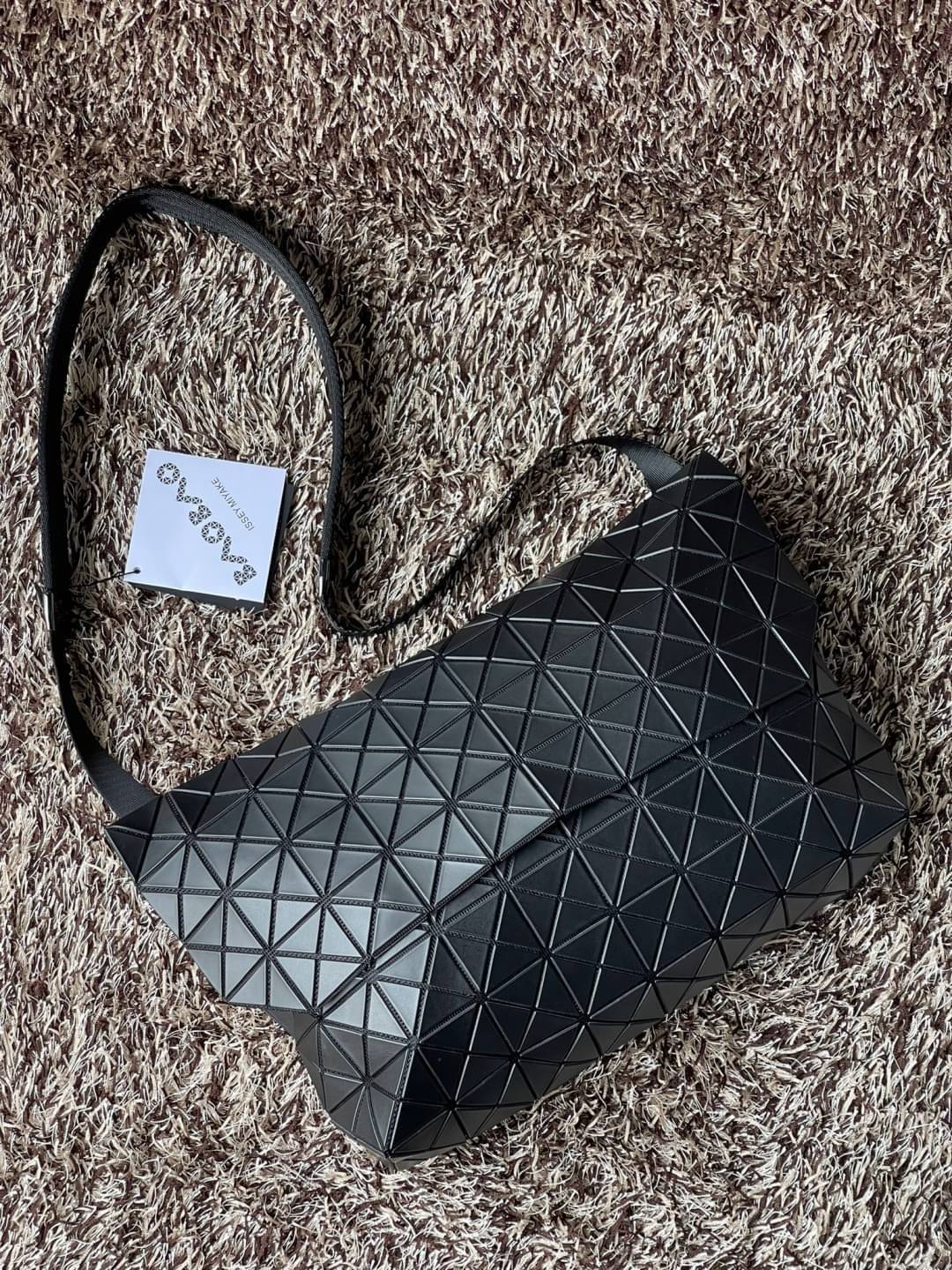 Baobao Issey Miyake Prism Sac ชาวมินิมอลทั้งชายและหญิงต้องถูกใจรุ่นนี้ เพราะ Prism Sac เป็นกระเป๋าแบบ unisex ที่มาพร้อมกับความเรียบง่ายของวัสดุเนื้อแมตต์ แต่ให้ลุคสไตล์เท่แบบคูลๆ โดดเด่นด้วยดีไซน์ที่ออกแบบมาให้ใช้งานที่ง่าย ตอบโจทย์ทุกสถานการณ์ฝาพับแบบเปิ
