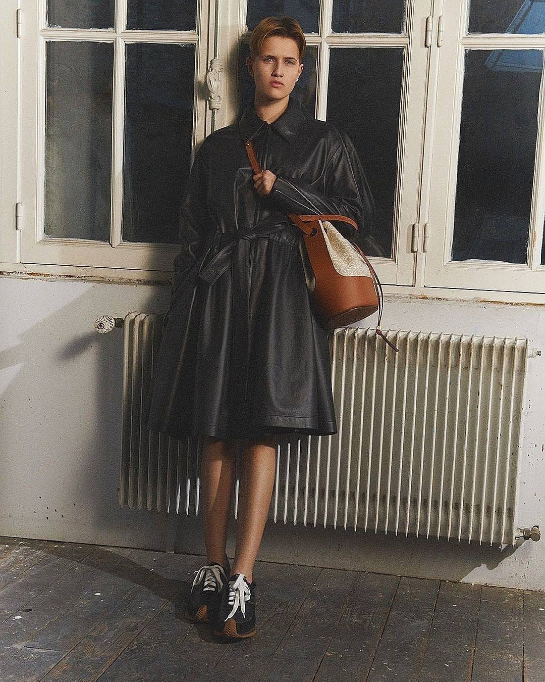 พรีเมี่ยมกิ๊ฟแท้ 100% 】LOEWE CROSSBODY ANAGRAM BUCKET BAG GIFT WITH PURCHASE (GWP) กระเป๋าถือหรือสะพายพรีเมี่ยมกิ๊ฟ Limited จาก LOEWE PERFUME DUTYFREE COUNTER รุ่นใหม่ล่าสุด Rare items หายากสุดเลอค่าวัสดุ Anagram Canvas ตัดหนังแท้ Calfskin สุดคลาสสิค