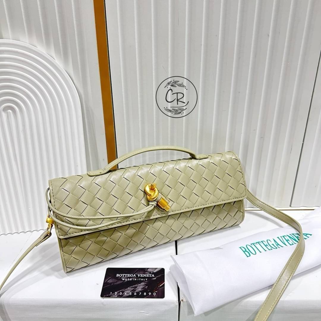 BOTTEGA VENETA Andiamo Clutch Top handle กระเป๋าถือทรงคลัช ดีไซส์สานสวยเก๋เป็นเอกลักษณ์ เรียบหรูที่แท้จริงต้องยกให้แบรนด์นี้เลยค่ะ ใช้ได้ทั้งชายหญิง ให้ความคล่องตัวเป็นไอเท็ม everyday bag ได้เลย