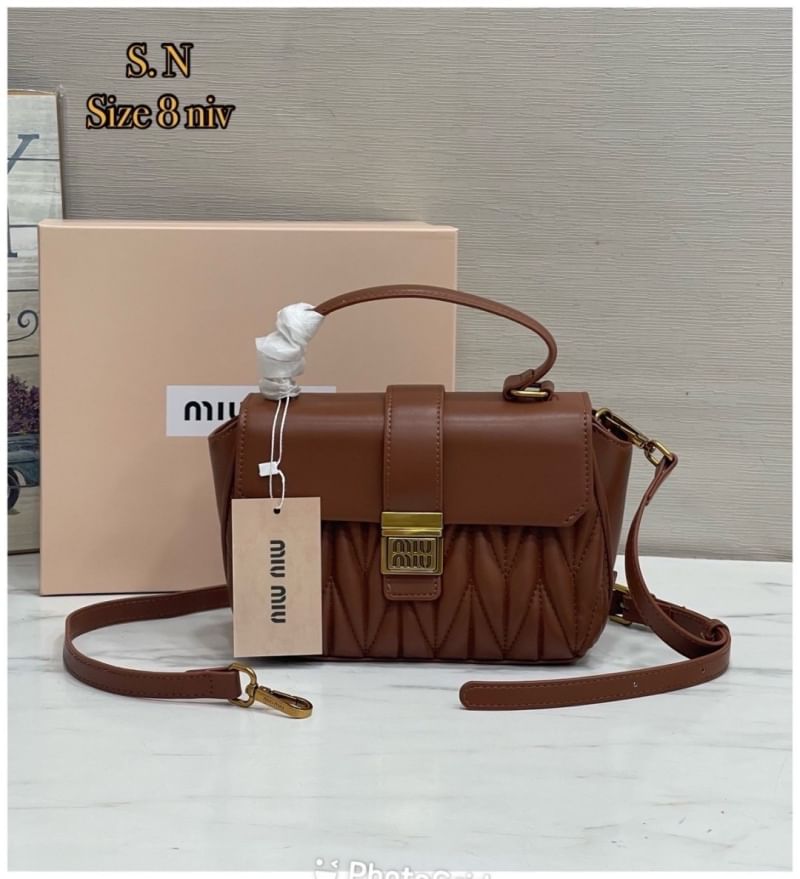 MIU MIU Matelesse Leather Crossbody bag กระเป๋าถือทรงมินิโท้ท พร้อมหูจับใช้งานง่าย และสายสะพายสุดชิค ปรับใช้ได้ตามสไตล์ความชอบได้เลย ดีไซน์เพิ่มดีเทล ด้วยการเดินด้ายเป็นเอกลักษณ์