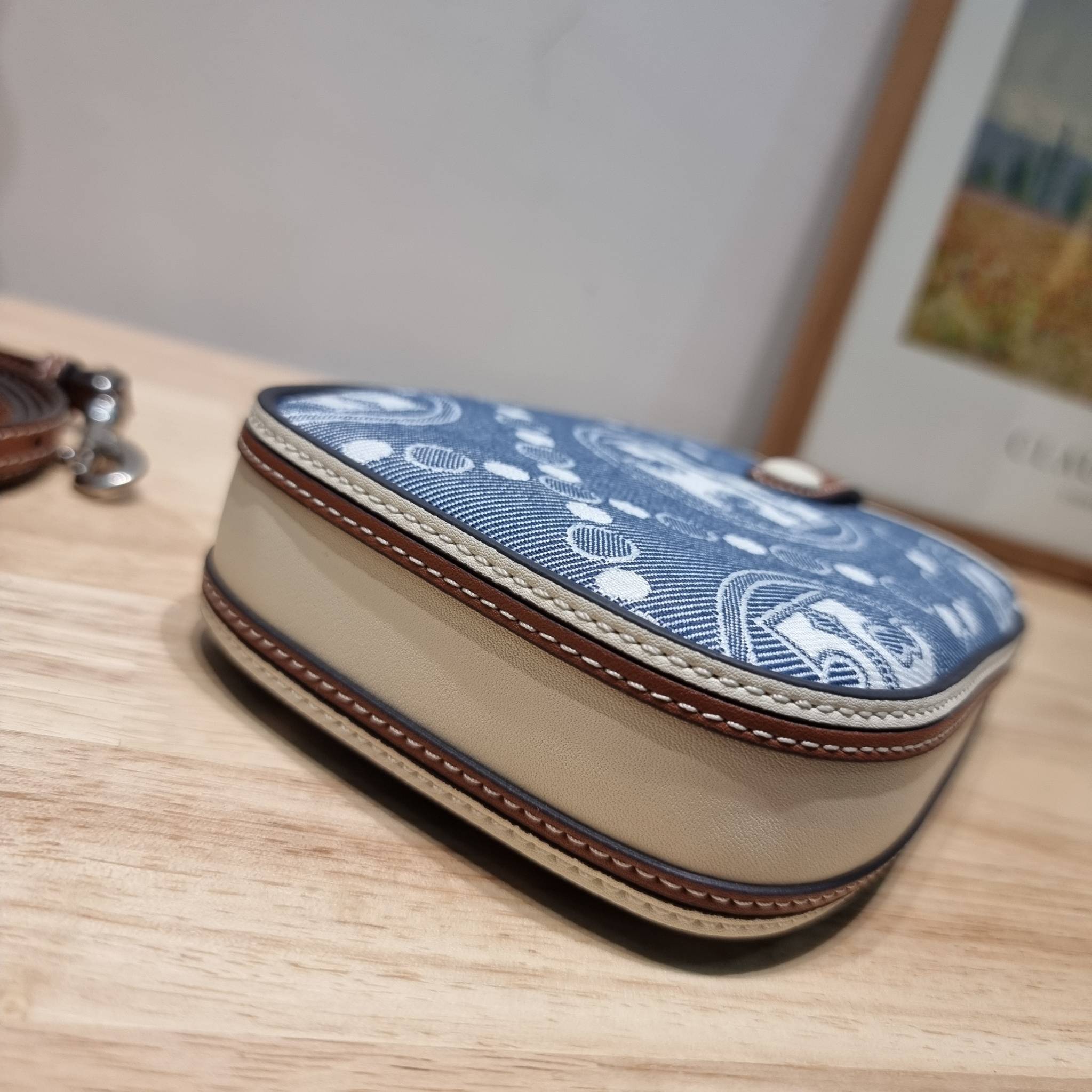 TORY BURCH T MONOGRAM DENIM PHONE CROSSBODY คอลเลคชั่นใหม่รับซัมเมอร์นี้ กับกระเป๋าสะพายข้างถนอมโทรศัพท์ ดีไซน์โทนสีฟ้า สวยคม วัสดุผ้าเดนิมตัดสลับหนัง