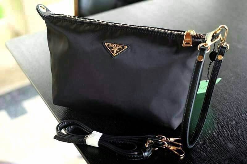 PRADA NYLON MINI SHOULDER BAG กระเป๋าสะพายทรงคลัชพรีเมี่ยมกิ้ฟจากเคาน์เตอร์ต่างประเทศรุ่น Limited edition ที่ฮ๊อตสุดๆวัสดุเป็น Nylon เนื้อหนาคุณภาพดีตามแบบฉบับของแบรนด์ ขนาดมินิกำลังดีน้ำหนักเบา ด้านหน้าประดับโลโก้แบรนด์อะไหล่ทองหรู ภายในมีช่องซิปและช่องใ