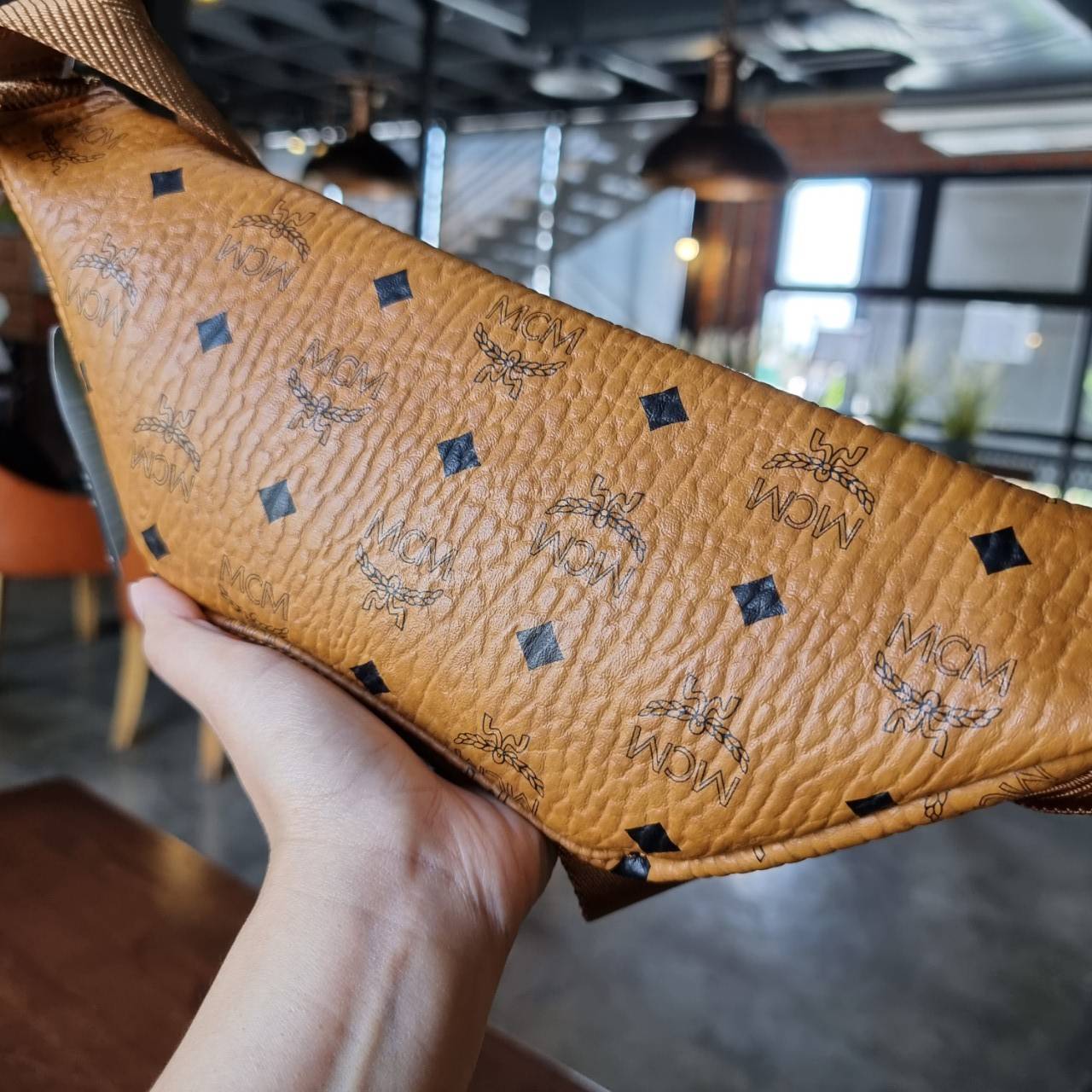 M.C.M SMALL FURSTEN BELT BAG IN VISETOS กระเป๋าคาดอกยอดฮิตอีกหนึ่งดีไซน์ ที่หนุ่มๆสาวๆใช้ได้ไม่มีเบื่อ รุ่นขายดีตลอดกาล ลายวิเซโต้เอกลักษณ์ ทั้งสปอร์ตและดูหรูในตัว ใช้งานง่ายด้วยไซส์ที่กะทัดรัด วัสดุหนังแคนวาสคุณภาพดี ภายในเป็นช่องโล่ง ใช