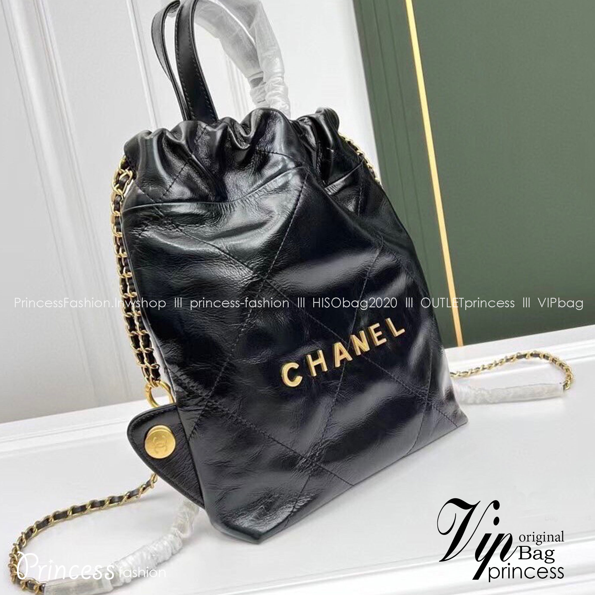 Chanel 22 backpack (small) กระเป๋าสะพายหลัง หนังเคลือบเงาและโลหะสีทองต่อยอดจากรุ่น ss22 ที่ ฮอตข้ามปีเพิ่มขนาดและหูถือยิ่งดูดีไปมากค่ะ