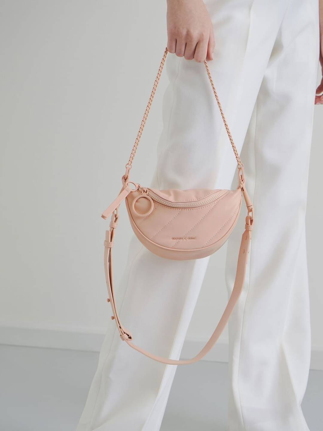 Charles & Keith Half Moon Crossbody Bag กระเป๋าคาดอก/ถือ/สะพาย สวยครบจบได้ในใบเดียว ใช้งานได้หลากหลาย เก๋มากๆ ด้านหน้าปั๊มโลโก้แบรนด์ เปิดปิดแบบซิปคู่ ด้านในจุของได้พอสมควรเลย มีช่องใส่การ์ด 3 ช่อง สามารถใส่ IPhone pro max /ของจุกจิกได้อีก รุ่นนี้จะมีสายส