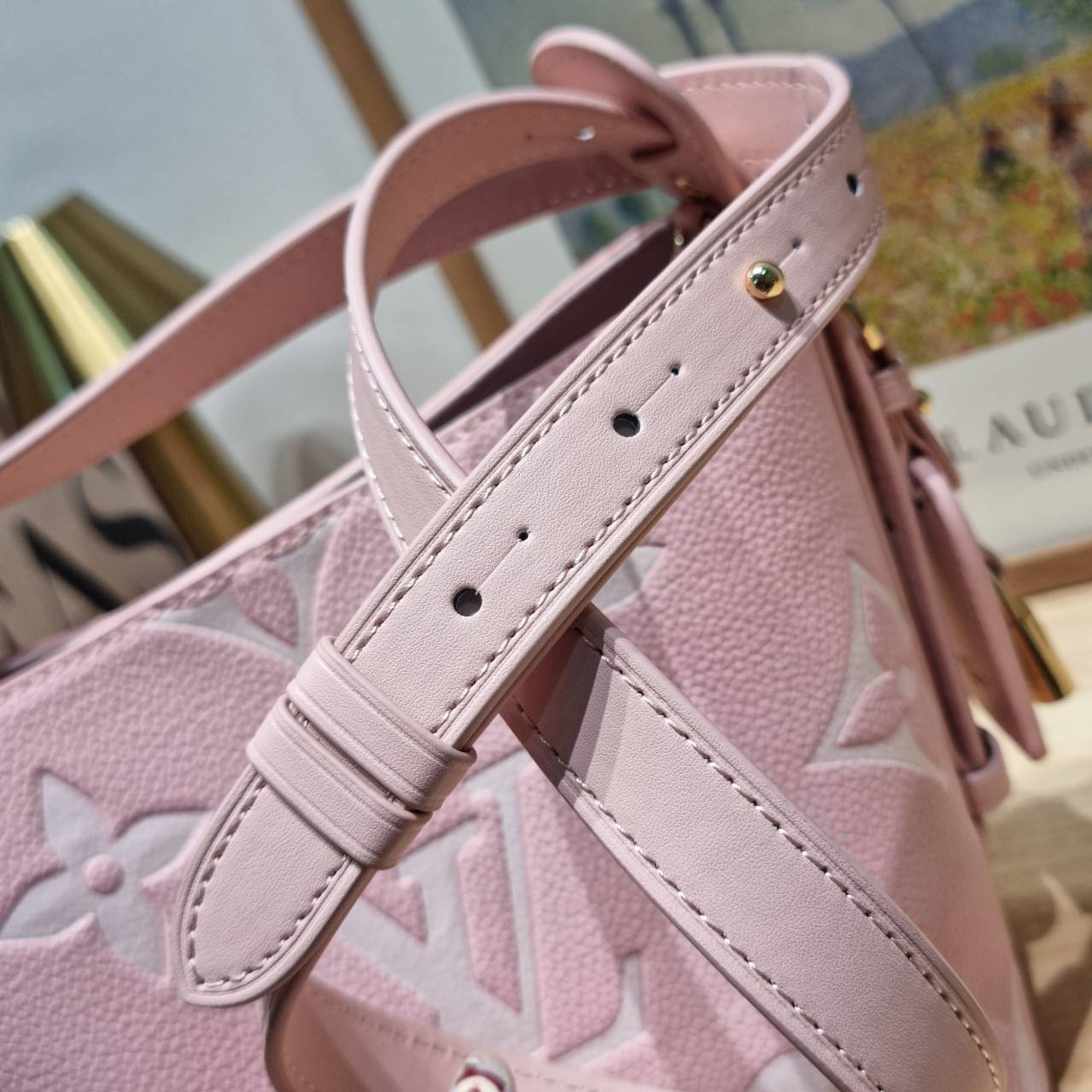 LV All In BB Bag กระเป๋าทรงบัคเก็ตที่มาแรงมากๆตอนนี้ พร้อมสีใหม่ต้อนรับวาเลนไทน์ รูปทรงคลาสสิคสะดวกใช้ ดีไซน์ลูกเล่นสนุกๆ ปรับเปลี่ยนรูปทรงกระเป๋าได้ไม่น่าเบื่อ ด้านข้างตกแต่งพวงหนังห้อยพร้อมกุญแจ