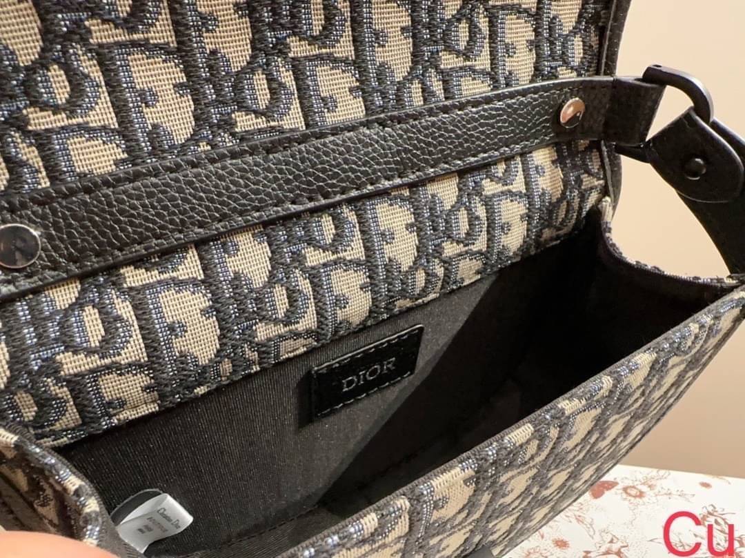 DIOR Small Saddle Pouch Belt with Chain กระเป๋าทรงพอช พร้อมสายสะพายหนังและสายโซ่ ปรับใช้งานได้ทั้งคาดอก/คาดเอว/หรือสะพายไหล่ได้ สายถอดได้ ถือเป็นพอชเก๋ๆ