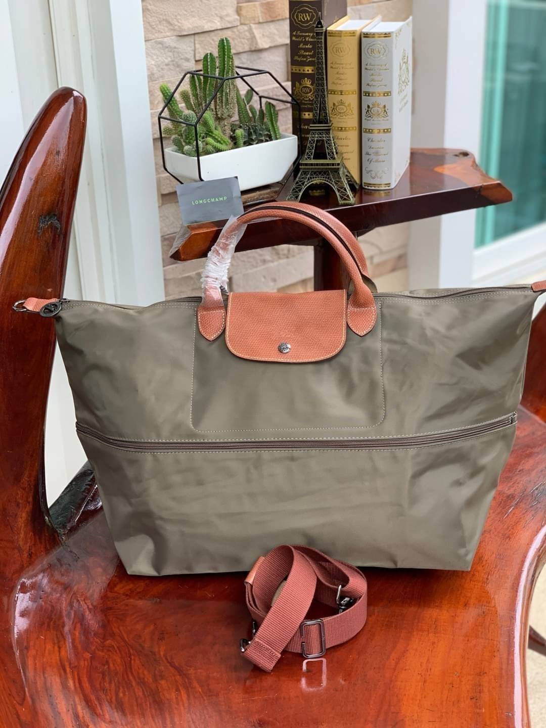LONGCHAMP LE PLIAGE CLUB TRAVEL BAG กระเป๋าขนาดใหญ่สำหรับการเดินทาง เราเรียกที่นี้ว่า travelling bag รุ่นคลาสสิค มาพร้อมสายสะพายยาวที่ปรับและถอดออกได้ ความพิเศษของรุ่นนี้ที่ครองใจนักเดินทางทั่วโลก คือซิปรอบตรงกลางตัวกระเป๋า สามารถเปิดซิปเพื่อขยายขนาดและพั