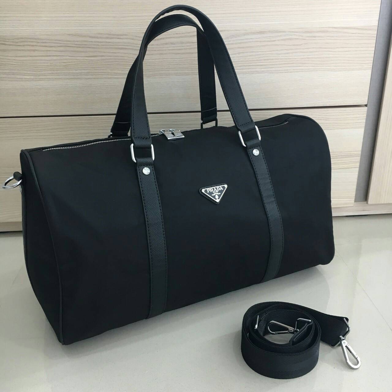 New arrival ! ของมันต้องมี♡ มาใหม่กับ กระเป๋าทรง Travel Bag ใส่ของได้เยอะมาก ไปต่างประเทศได้สบายคะ หมดห่วง ผู้หญิงทุกคนต้องมี ตัวกระเป๋าทำจากผ้า Nylon อย่างดี สามารถกันน้ำได้ ทรงสวยมากคะ มีความอยู่ทรงในระดับนึง ด้านหน้ามีโลโก้สวยงาม อะไหล่เงินทั้งใ