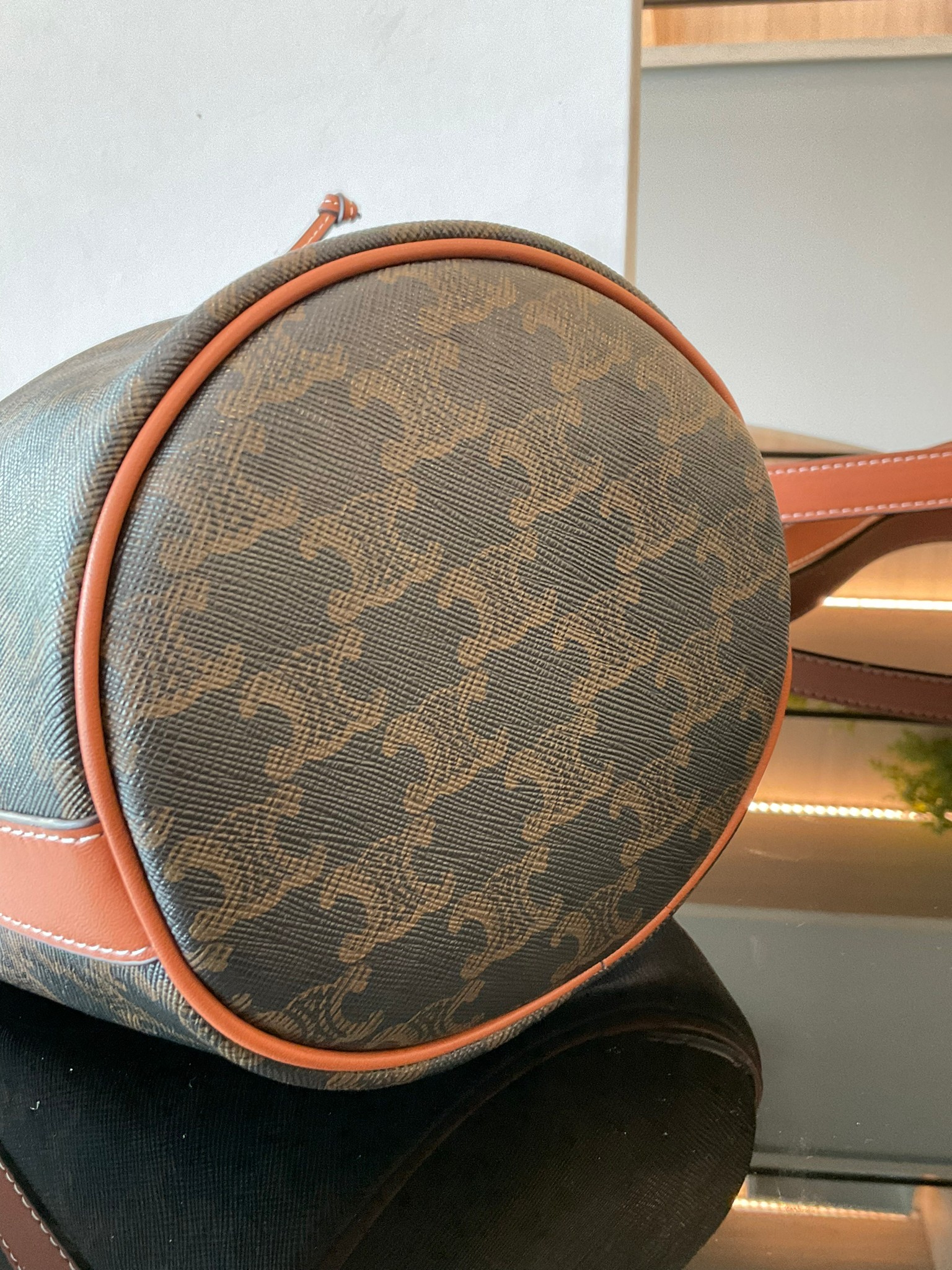 CELINE SMALL DRAWSTRING BAG IN TRIOMPHE ในรุ่นนี้ได้รับคำชื่นชมจากแฟชั่นกูรูทั้งหลาย เนื่องจากมีรูปทรงที่สุดแสนจะเรียบง่าย มีช่องใส่ของที่กว้าง ตัวกระเป๋าเป็นแบบหูรูด ช่วยให้เปิด-ปิดง่าย สะดวกต่อการใช้งาน