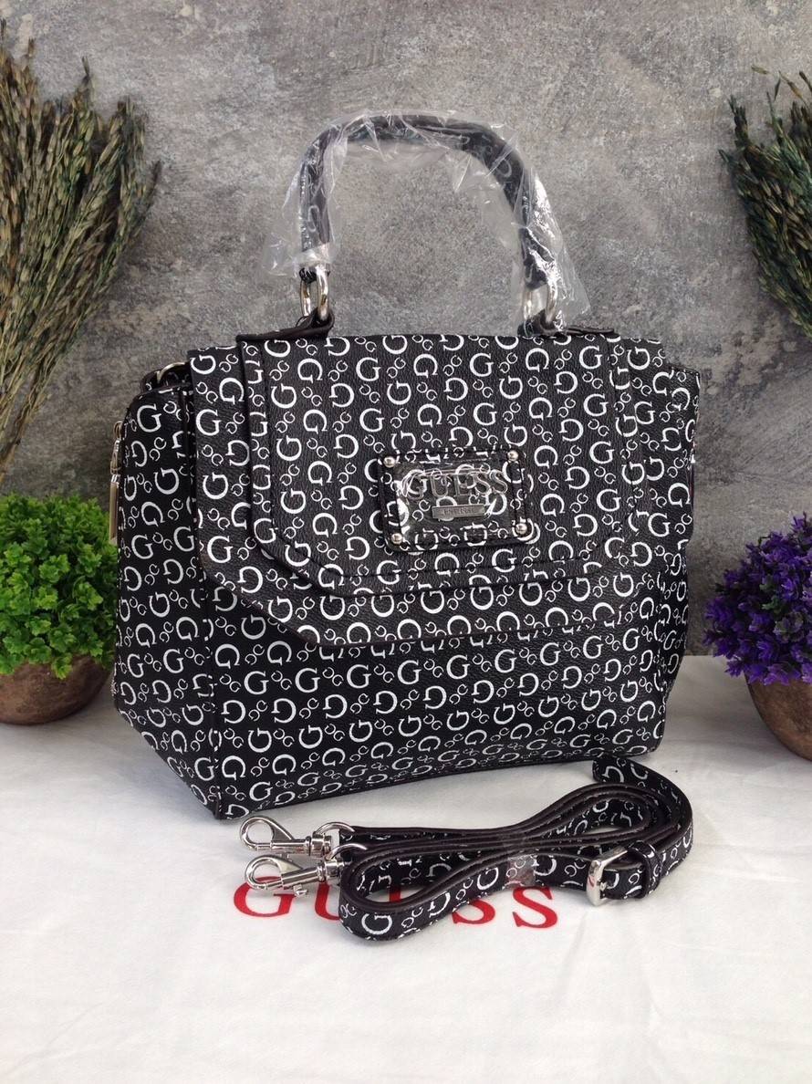 Guess handbag กระเป๋าถือหรือสะพาย ลายแบรนด์รอบใบ วัสดุ pu. คุณภาพดี ด้านข้างเป็นซิปปรับทรงได้ เปิดปิดแบบกระดูมแม่เหล็ก จุได้เยอะ ใส่ wallet ยาว, iPad ได้ มีช่องเล็ก บุผ้าแบรนด์อย่างดี มาพร้อมสายยาว ถอด ปรับได้ 5 ระดับค่ะ