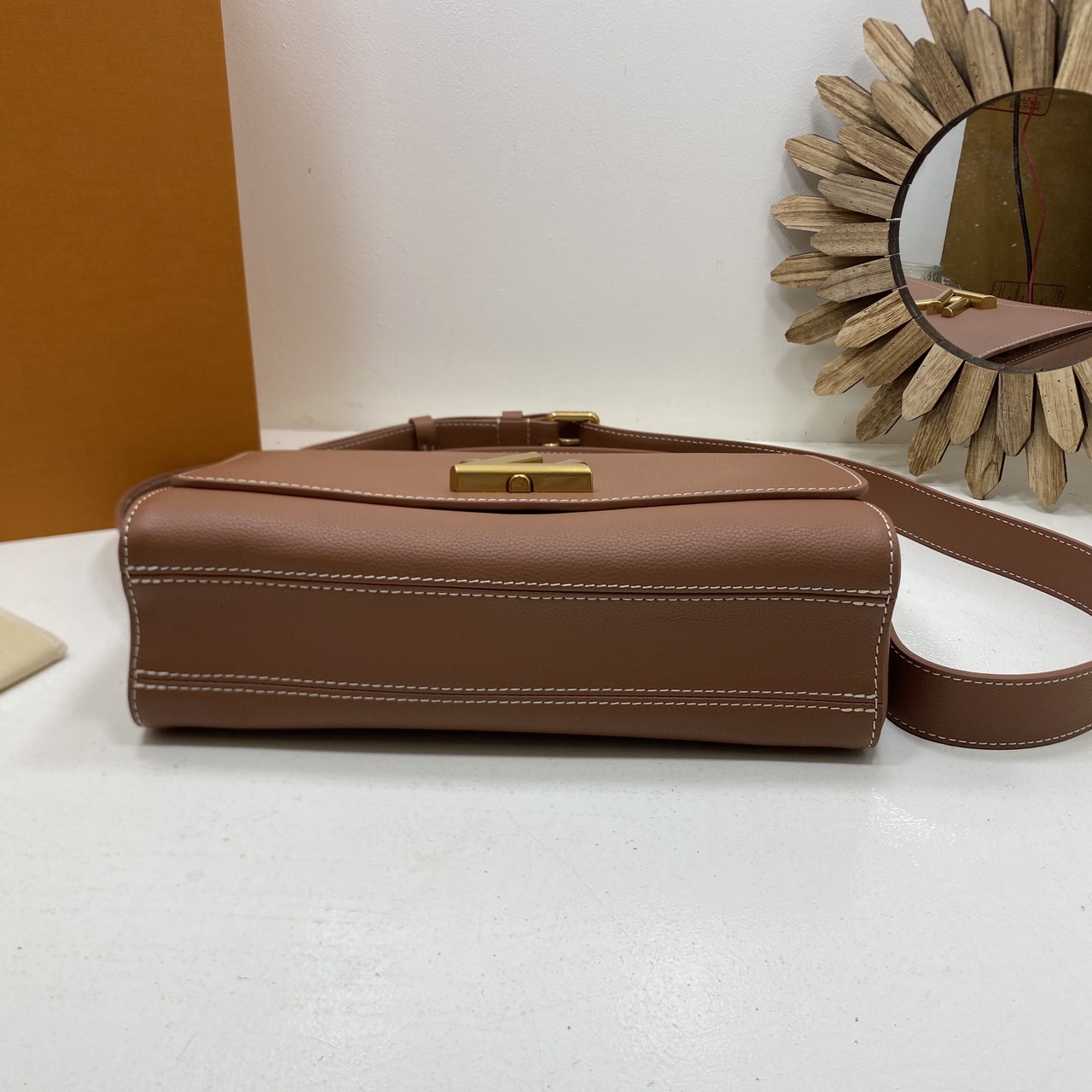 TOP ORI หนังแท้ | เกรดดีสุด LV Soft Twist Handbag กระเป๋าถือสุดไอคอนิก ถือเป็นกระเป๋าคู่ใจที่สมบูรณ์แบบสำหรับทุกวัน