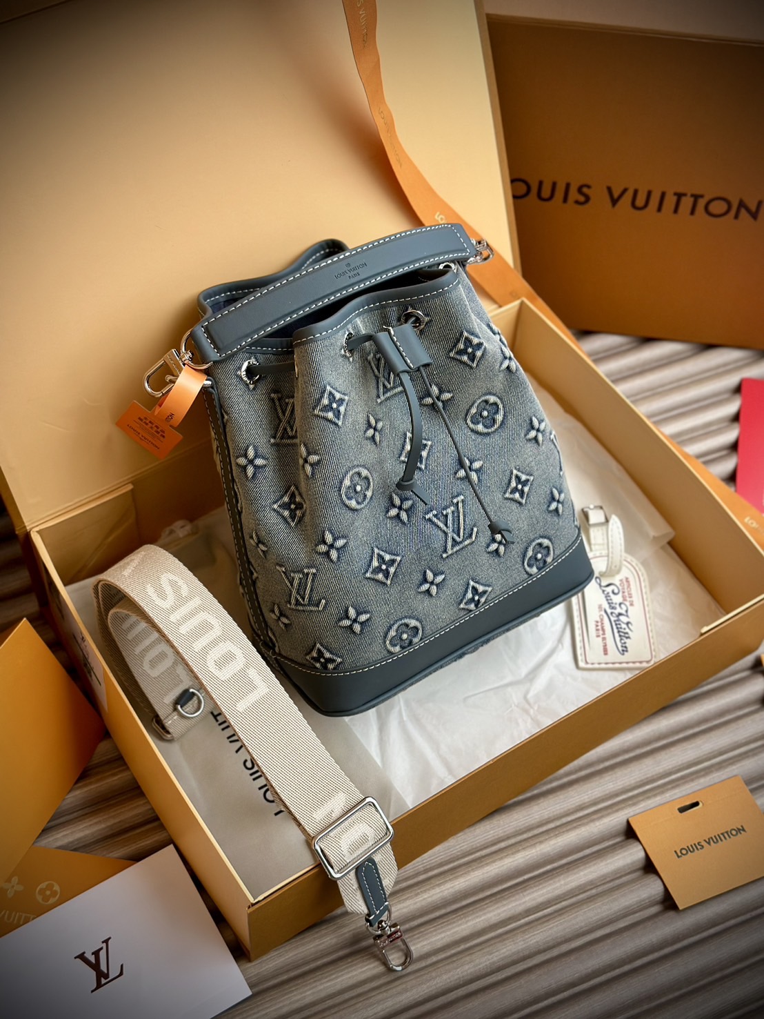 LV Nano Noé Denim Vintage Bag / LV Bucket Bag กระเป๋าทรงบัคเก็ตเดนิมสไตล์วินเทจ รุ่นใหม่ปั้มลายโมโนแกรมบนเดนิมสุดไอคอนิก ที่ใครเห็นต้องเป็นคลั่งรัก ผู้ดี หรูหราได้ทุกลุค ทุกสไตล์
