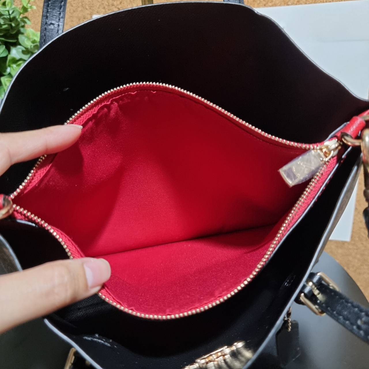 COACH C4250 MOLLIE TOTE 25 IN SIGNATURE CANVAS น้องมาแล้วจ้าาา ใหม่ล่าสุด กระเป๋าโท้ทไซส์เล็กที่สาวๆตามหา ดีไซน์คลาสสิคเหมือนเดิม เพิ่มเติมคือสะดวกขึ้นเยอะ!! ย่อส่วนมาจากใบใหญ่เป๊ะๆ น่ารักน่าใช้มากๆ วัสดุหนังแคนวาสเคลือบลาย ภายในโล่งกว้าง มีช่องซิปกลางใส่