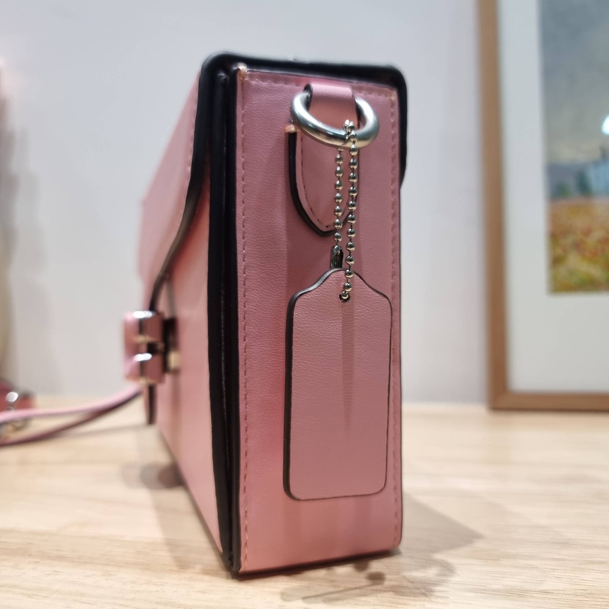 COACH CH798 TABBY BOX BAG IN SIGNATURE CANVAS ดีไซน์ใหม่ปี 2023 กับกระเป๋าสะพายมัลติฟังก์ชั่น ครบครัน ใช้งานได้หลากหลาย สวยคมชัด คลาสสิคใช้ได้ทุกลุค