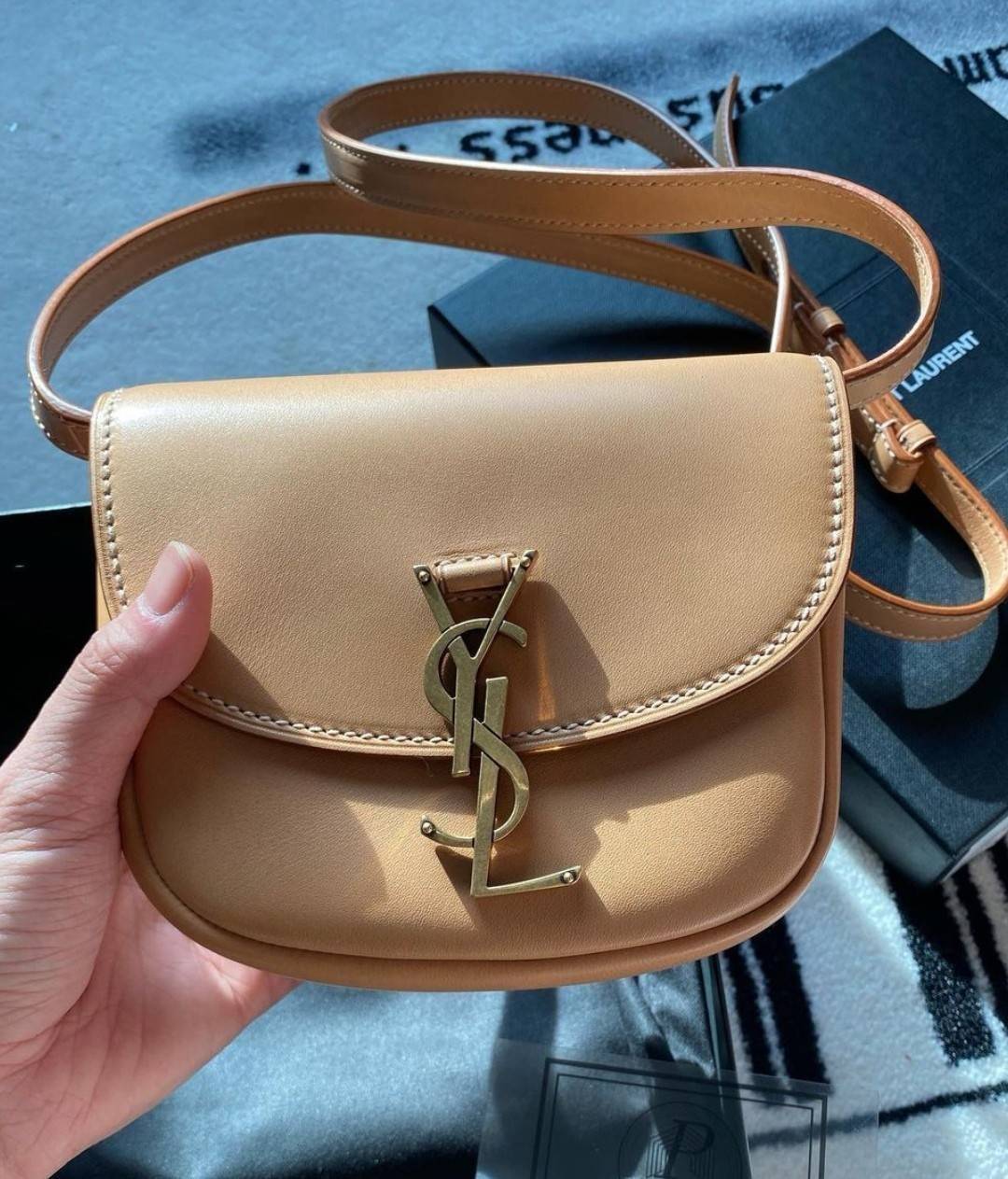 VIP 🥂 สีใหม่พร้อมส่ง! Saint Laurent Kaia Small YSL Plaque Leather Cross Body Bag / YVES SAINT LAURENT YSL BAG VIP วัสดุ Calfskin หนังเรียบอยู่ทรงเปิดปิดด้วยฝาปิดโลโก้แบรนด์อะไหล่ทอง ภายในโล่งมีโลโก้และช่องย่อยสามารถใส่มือถือของใช้จุกจิกได้เยอะ สาย