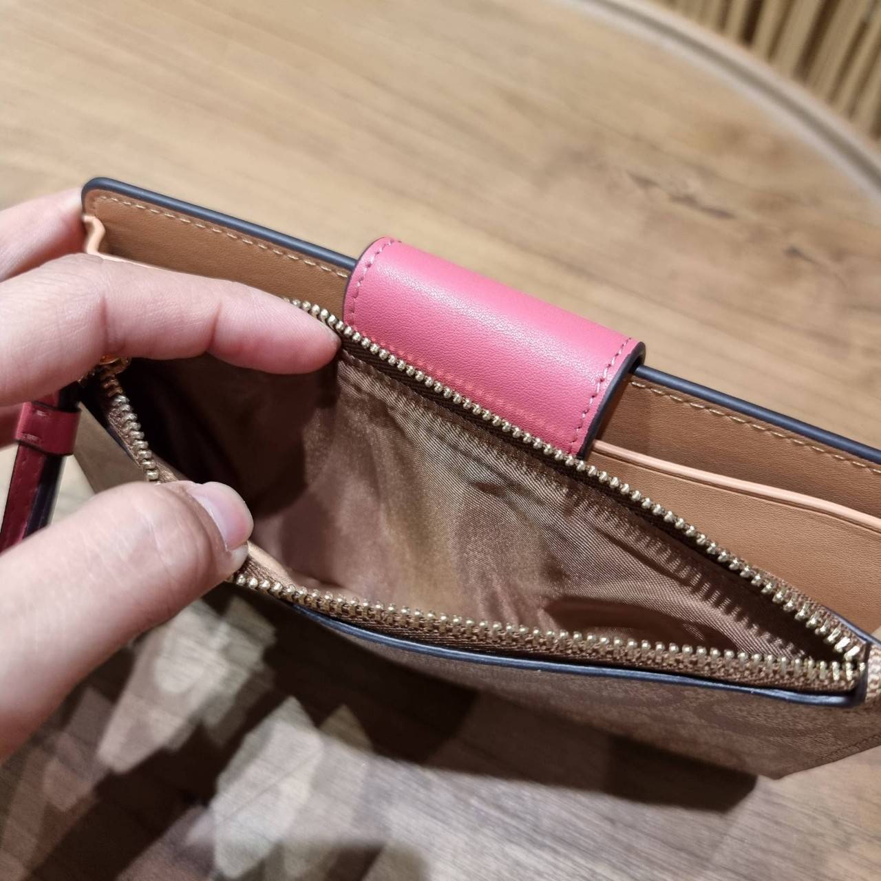 พร้อมส่ง 7 สี COACH C2874 TECH WALLET IN COLORBLOCK SIGNATURE CANVAS จัดให้สีใหม่ก่อนใคร!! ดีไซน์ใหม่ คอลเลคชั่นสวยหรู กระเป๋าสตางค์พร้อมสายคล้องมือ ง่ายต่อชีวิตมากจ้า!! มันดีอะไรเบอร์นี้ ใส่ได้ทั้งบัตร และโทรศัพท์ก็ใส่ได้ทุกรุ่น แถมยังมีช่องซิปแยกไปอีก ช