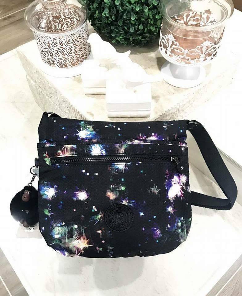 KIPLING ART O SHOULDER BAG กระเป๋าสะพาย วัสดุ Nylon+Polyester 100% เปิดปิดด้วยซิป หัวซิปเเบรนด์ ภายในมีช่องซิป ช่องใส่มือถือ และสายคล้องพวงกุญแจ ด้านหน้า มี 2 ช่องซิป ด้านหลังมี 1 ช่องซิป สายสะพายยาว เลื่อนปรับได้ จะสะพายไหล่หรือ Crossbody ก็ดูดี มีพวงกุญ