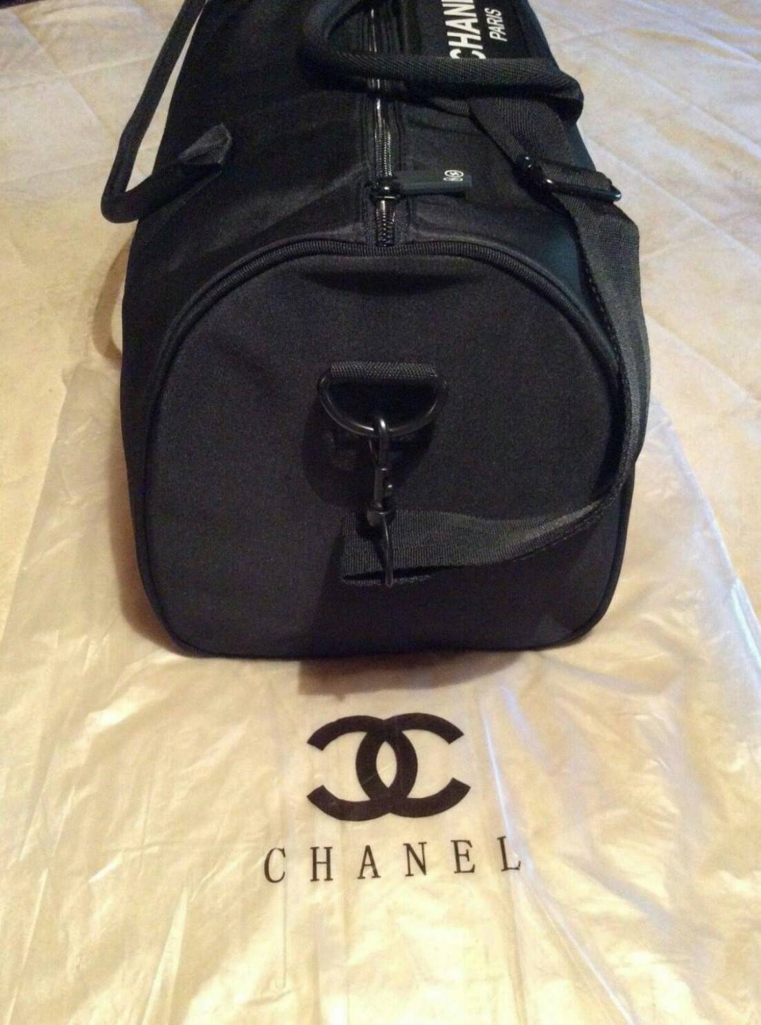 Best Seller ♡♡💃💃 กับทรง travel & fitness bag กับ Chanel VIP Gift Bag Travel Bag Gym Duffel Weekend จากงานพรีเมี่ยมกิ้ฟแบรนด์หรูอย่าง Chanel ของแท้100% ตัวกระเป๋าเป็นผ้า Oxford หนาอย่างดี สกรีนโลโก้แบรนด์ตัดสีขาว เปิดปิดด้วยซิ