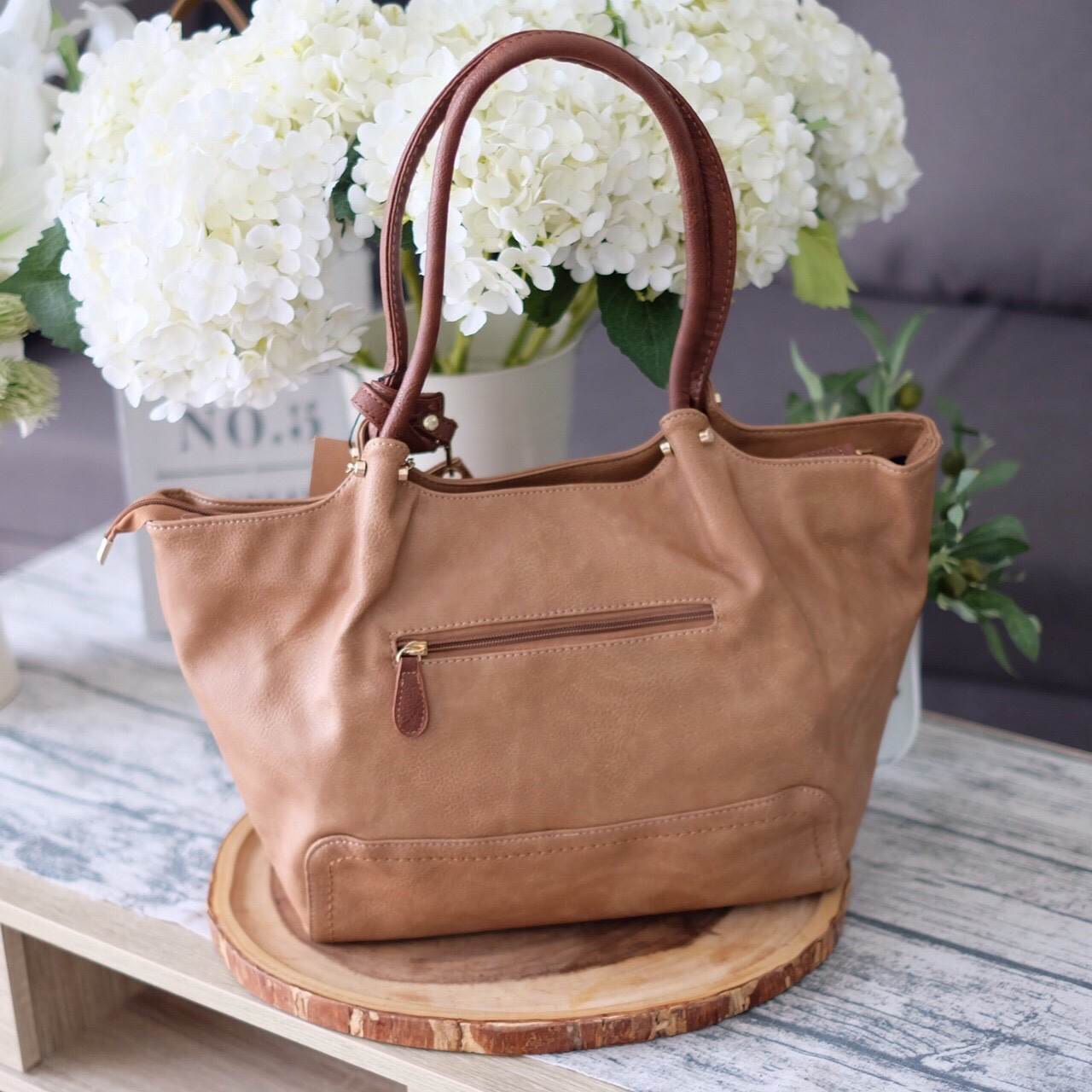 New Arrival สีใหม่ คาราเมล สวยมาก !! ซื้อ 1 ได้ถึง 3 กระเป๋า ทรง Tote จากแบรนด์ David Jones ค่า ทรงนี้ นิยมถือกันมากๆ บอกเลยใบนี้ ของจริงสวยคะ หนังนิ้ม นิ่ม ค่า #ดีต่อใจ 😁❤️ 〰〰〰〰〰 รุ่นใหม่ล่าสุด หนังนิ่มมาก ใบนี้ มีใบเล็กแถมให้อีก 2ใบค่ะ จะ