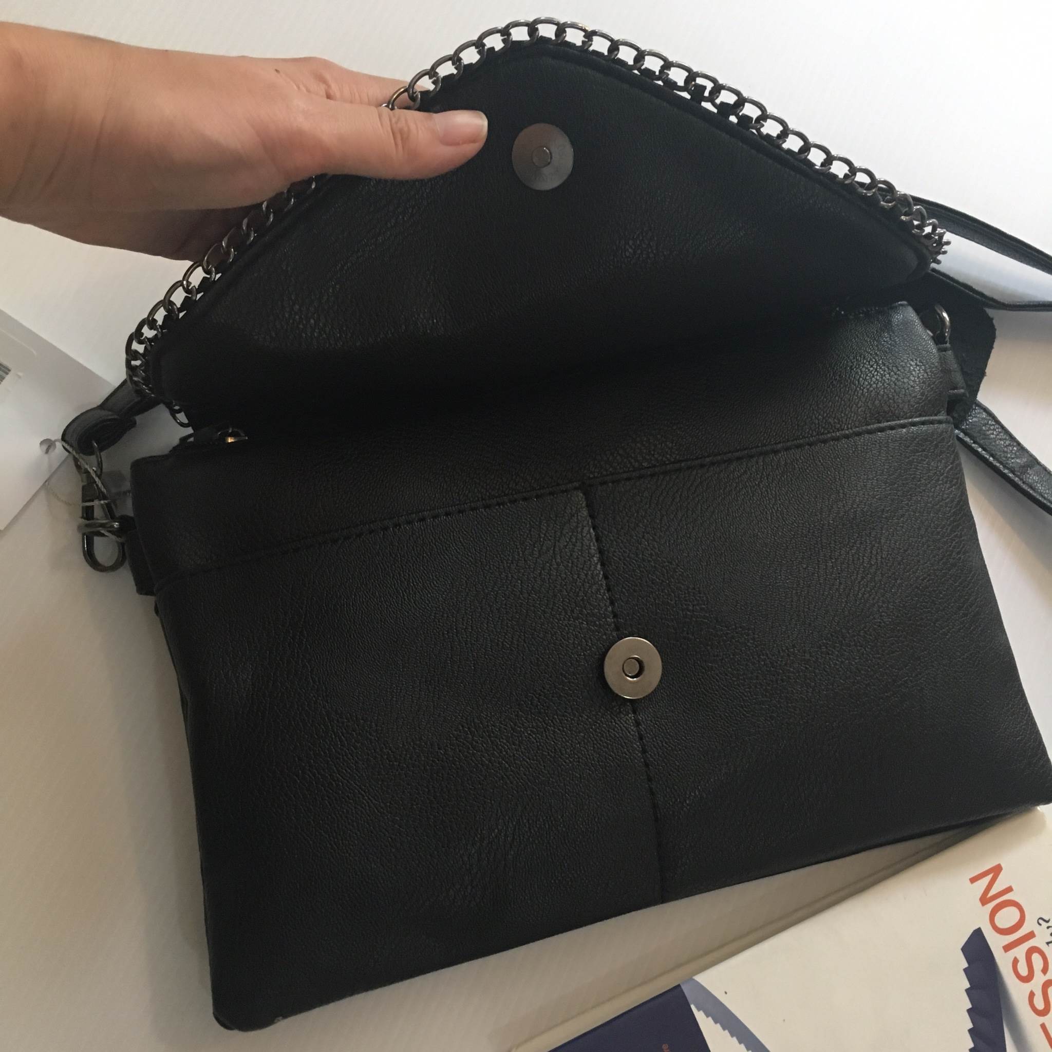 เอาใจสาวๆ ที่ต้องการหากระเป๋าสะพายทรงนี้ สีดำ อะไหล่ดำ เรียบหรูมากคะ จากแบรนด์ Parfois ตัวกระเป๋าสะพาย ปรับเก็บสายถือเป็น clutch bag ได้คะ มีสายคล้องข้อมือ ขนาดกะทัดรัด พร้อมช่องแยกเก็บของถึง 3 ช่องใหญ่ ใส่ กระเป๋ายาว มือถือ iphone 6 plus ได้คะ น้ำหนักเบา