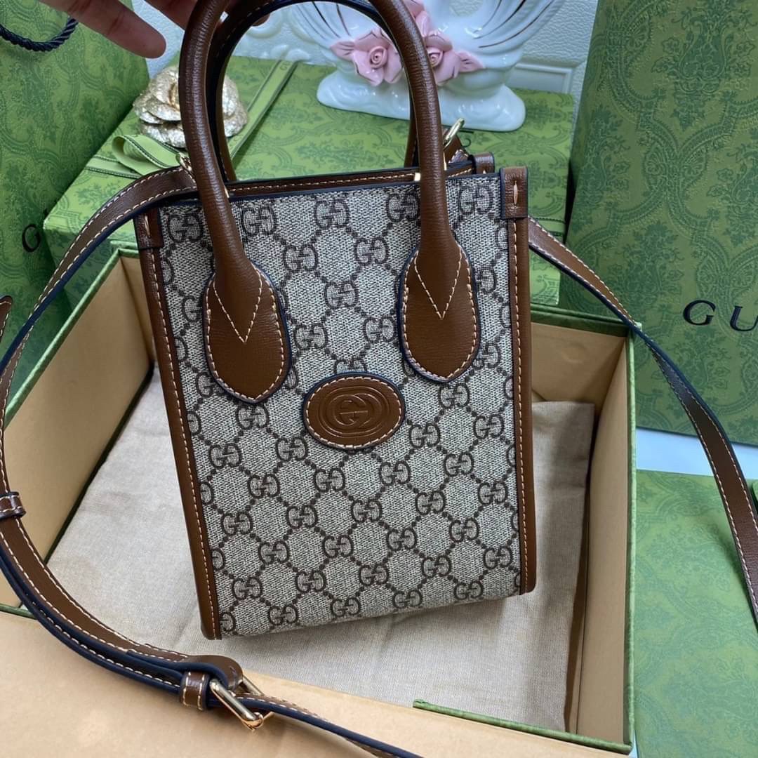 VIP GIFT 】หนังแท้ GUCCI New Season GG-canvas tote bag กระเป๋าถือและสะพายได้ มีสายยาวให้ด้วยค่ะ ออกแบบมาให้เข้ากับไลฟ์สไตล์ที่ไม่หยุดนิ่งของคุณ ดูเรียบง่าย แต่หรูหรา ด้วยดีไซน์ของกระเป๋าทรงสี่เหลี่ยมผืนผ้า ด้วยสีและรูปทรงที่เรียบง่ายจึงสามารถแมทช์กับสีสันข