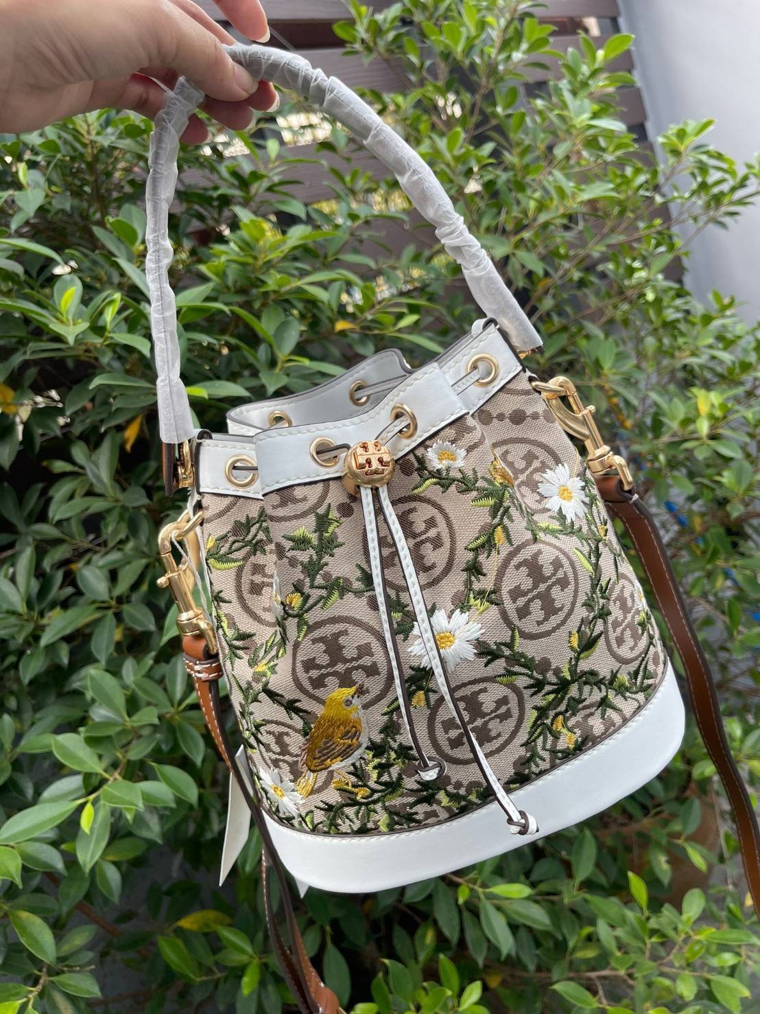 ของแท้ 💯% Tory burch t monogram jacquard embroidered bucket รุ่นใหม่ล่าสุดจาก TORY BURCH ครั้งแรกกับโมโนแกรม ที่ได้รับแรงบันดาลใจมาจากโลโก้สุดคลาสสิก