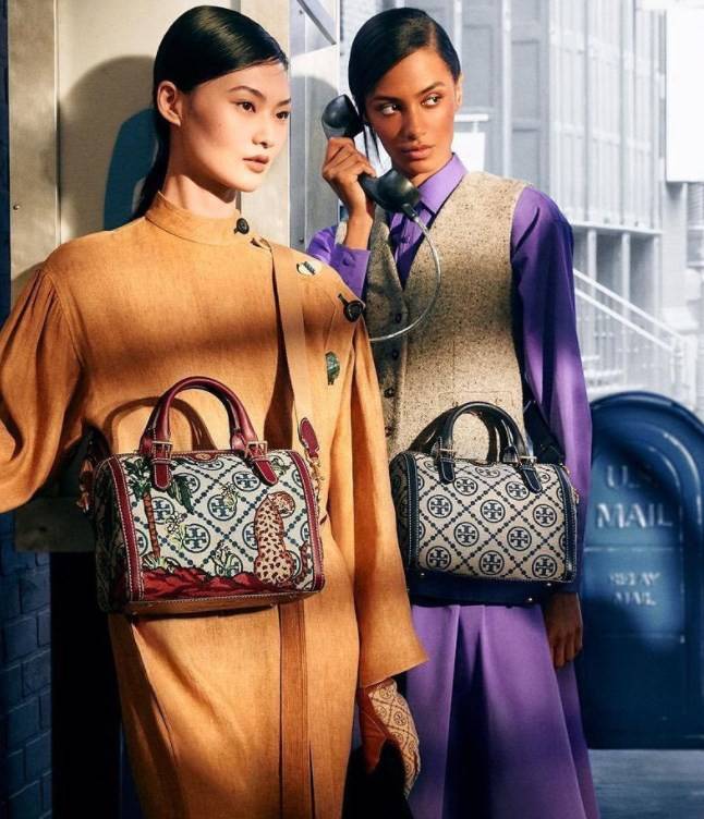 สวยก่อนใครแน่นอนค่ะนาทีนี้💋 💥รุ่นที่กำลังฮิตมากตอนนี้ของเหล่าคนดังใน ตปท.! TORY BURCH T MONOGRAM JACQUARD BARREL ((ใบใหญ่)) พร้อมส่งที่ไทยทันที! กระเป๋าทรงหมอนจาก Tory burch วัสดุ jacquardทอลายแบรด์+หนังแท้ ได้สวยงามหรู ดูคลาสสิคมากๆค่ะ เป