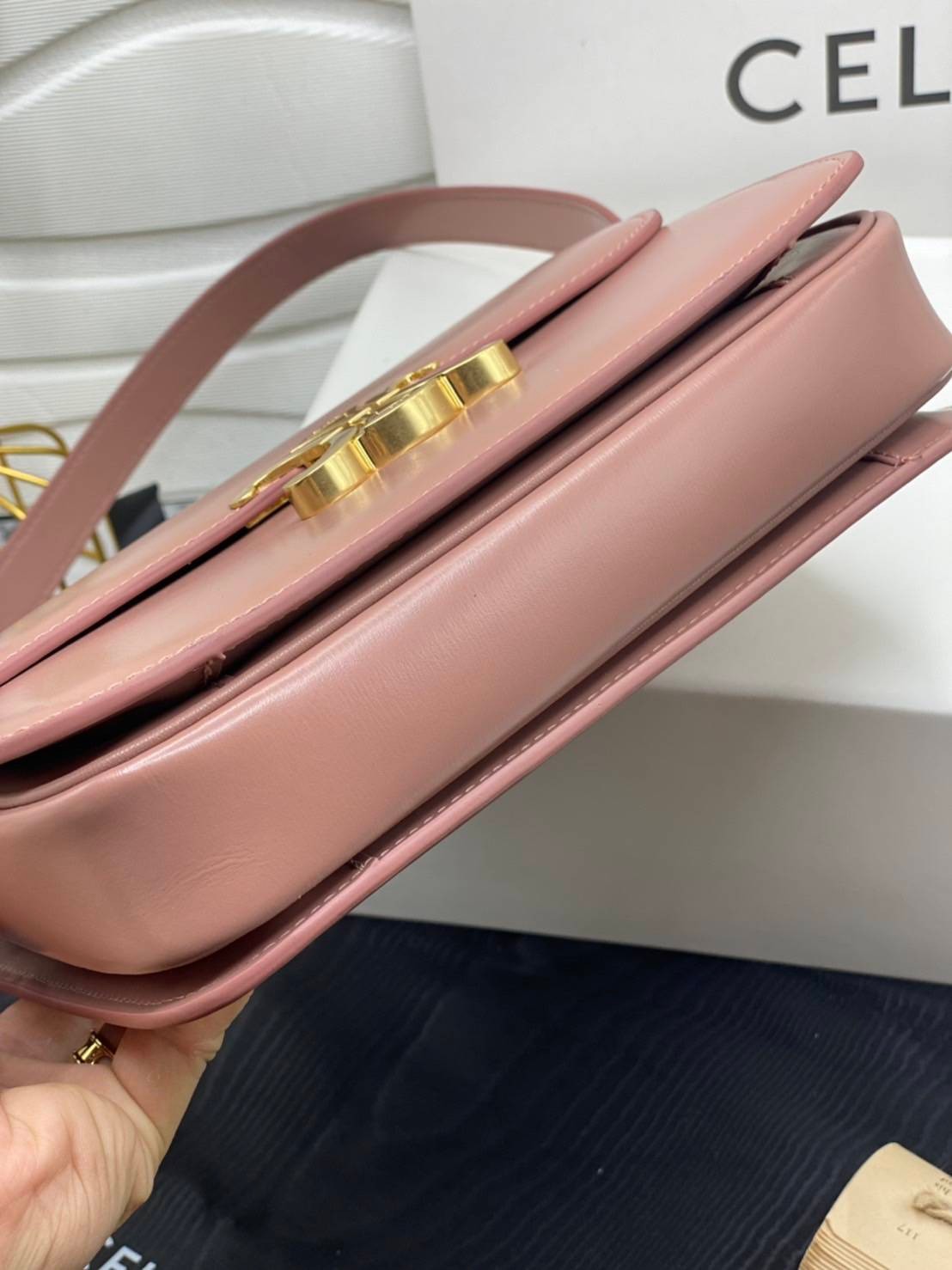 หนังแท้ CELINE TRIOMPHE CROSSBODY BAG ดีไซน์ยอดนิยมสไตล์สาว LISA ทรงสี่เหลี่ยมหนังสวยหรูอยู่ทรงเปิดปิดด้วยฝาปิดโลโก้แบรนด์อะไหล่ทอง ภายในมีช่องหลัก ช่องย่อย และช่องซิป สามารถใส่มือถือของใช้จุกจิกได้เยอะ มาพร้อมสายสะพายหนังยาวปรับระดับได้ จะสะพายไหล่ CROSS