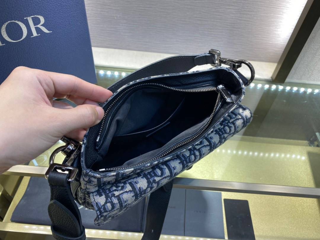 หนังแท้ DIOR MINI SADDLE SOFT BAG Beige and Black Dior Oblique Jacquard พร้อมส่งที่ไทย งานหนังแท้และผ้าแจ็คการ์ดออริจินอล ภาพสินค้าถ่ายจากงานขายจริง ใช้งานต่างประเทศได้