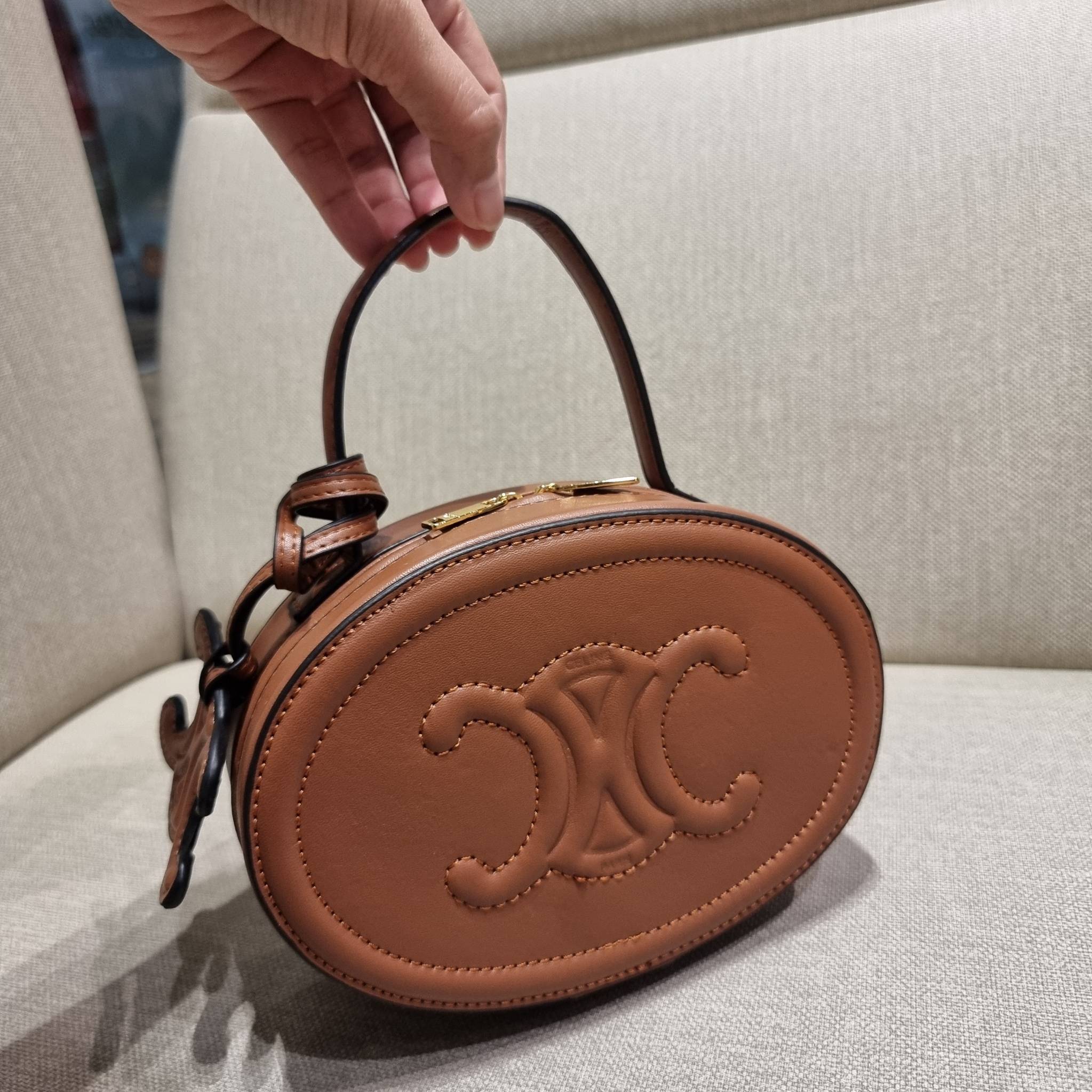 VIP 🥂 CELINE OVAL MINAUDIERE CUIR TRIOMPHE น้องน่ารักม้ากกกก!! น่ารักตะโกนไปเลย!! กับกระเป๋าทรง oval รุ่นแรร์ไอเท็ม ที่หายาก และ sold out ไปหลายรอบ!! น้องใบกะทัดรัด สำหรับสาวๆที่ชอบพกพกของแบบง่ายๆ ให้ชีวิตไม่ยุ่งยาก คล้องแขนใช้งานเก๋ๆ วัสดุหนังสัง