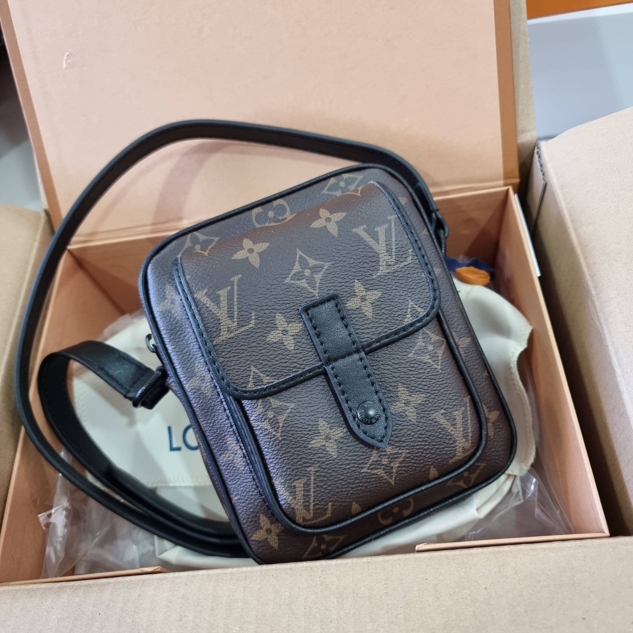 LV CHRISTOPHER กระเป๋าสะพายรูปทรงสปอร์ตสุดชิค LV crossbody wallet bag ใหม่ล่าสุด ได้ชิคๆเท่ๆก่อนใคร ไม่ต้องรอพรีฯ กับกระเป๋าสะพายข้างสำหรับหนุ่มๆ งานหรู ราคาดี วัสดุหนังแคนวาสคุณภาพดี ดีไซน์กะทัดรัด คล่องตัวแบบทูอินวันไปเลย เพราะใช้แทนกระเป๋าสตางค์ก็ได้ ส