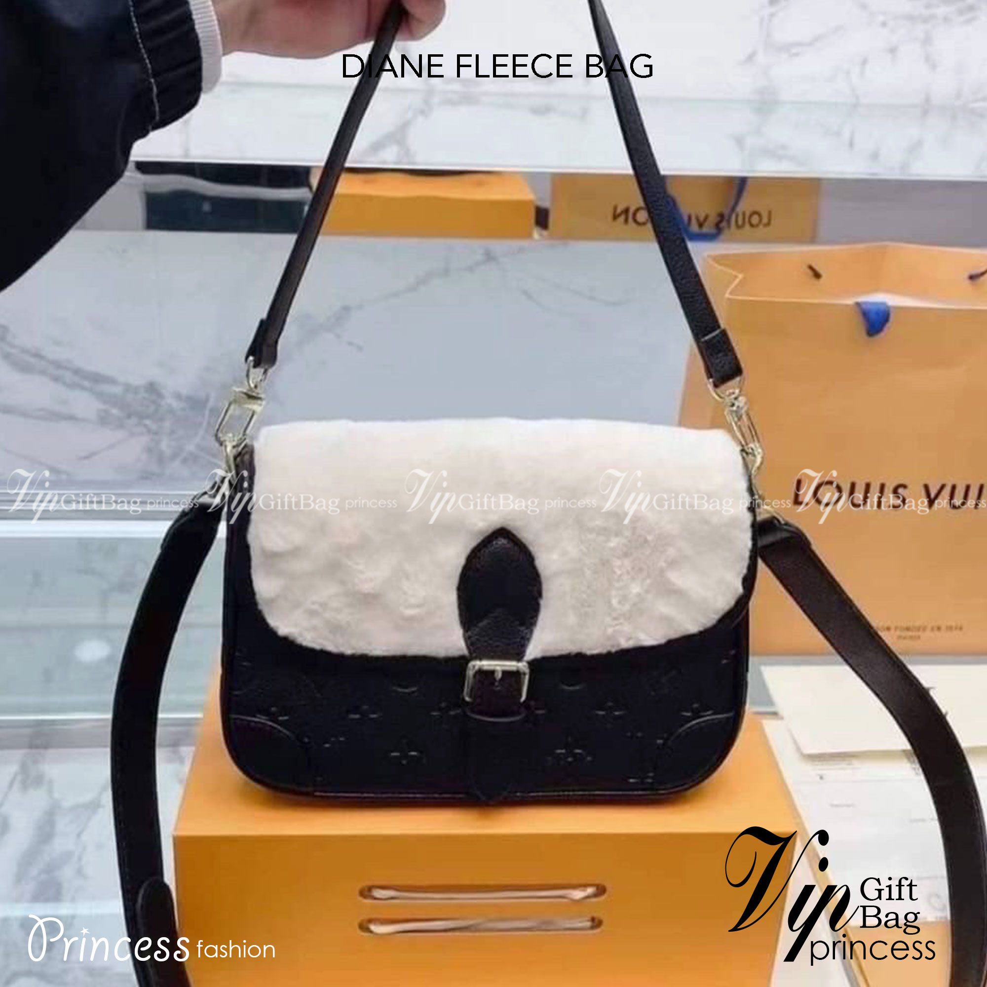 LV DIANE FLEECE BAG ใหม่กับรุ่นที่ทำมาจำนวนจำกัด ดีไซน์ต้อนรับอากาศเย็นๆช่วงส่งท้ายปี กับกระเป๋าสะพายทรงสวย ดีไซน์คลาสสิคซ่อนความหรู ด้วยการตกแต่งขนฟูนุ่ม วัสดุหนังแคนวาสตัดสลับหนังแท้