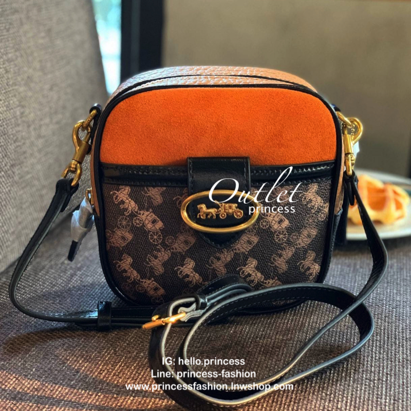 COACH KAT CAMERA BAG WITH HORSE AND CARRIAGE PRINT กระเป๋าสะพายข้าง crossbody, size mini กำลังน่ารัก วัสดุหนังแท้ + หนังกลับ สวยหรู classic ลงตัว ด้านหน้า ประดับ logo brand มีช่องเล็ก ช่องหลักเปิดปิดด้วยซิป ใส่ wallet สั้น มือถือ size ปกติ และของใช้จุกจิก