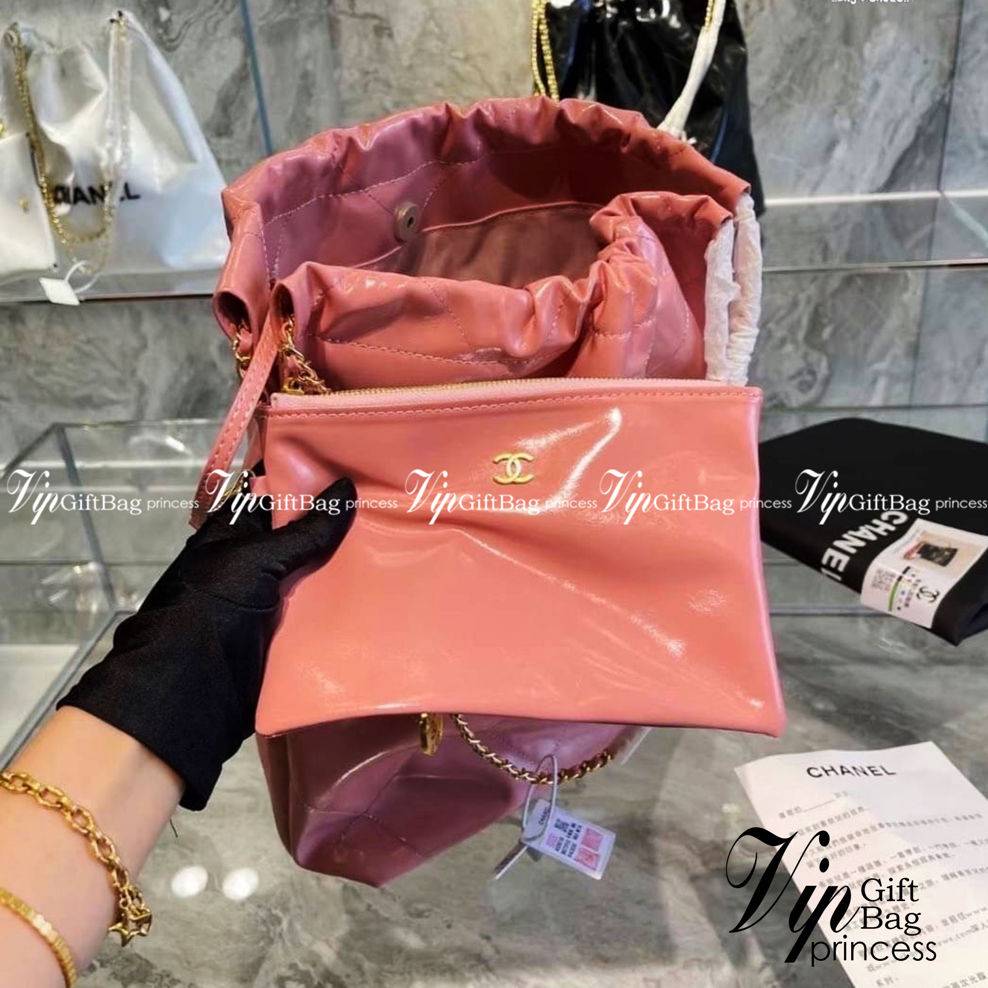 Chanel ss22 Logo CC shopping tote / Chanel 22 handbag มาแรงที่สุดในตอนนี้ก็คือรุ่นนี้เลย ใช้งานง่ายรุ่นนี้สามารถใช้ได้ทั้งผู้หญิงและผู้ชายน้า เกินต้านที่สุดกับไอเท็มนี้ ที่สาวๆหรือใครๆก็ต้องมีแล้ว!! แค่เห็นก็หลงรัก กระเป๋าทรงสวย