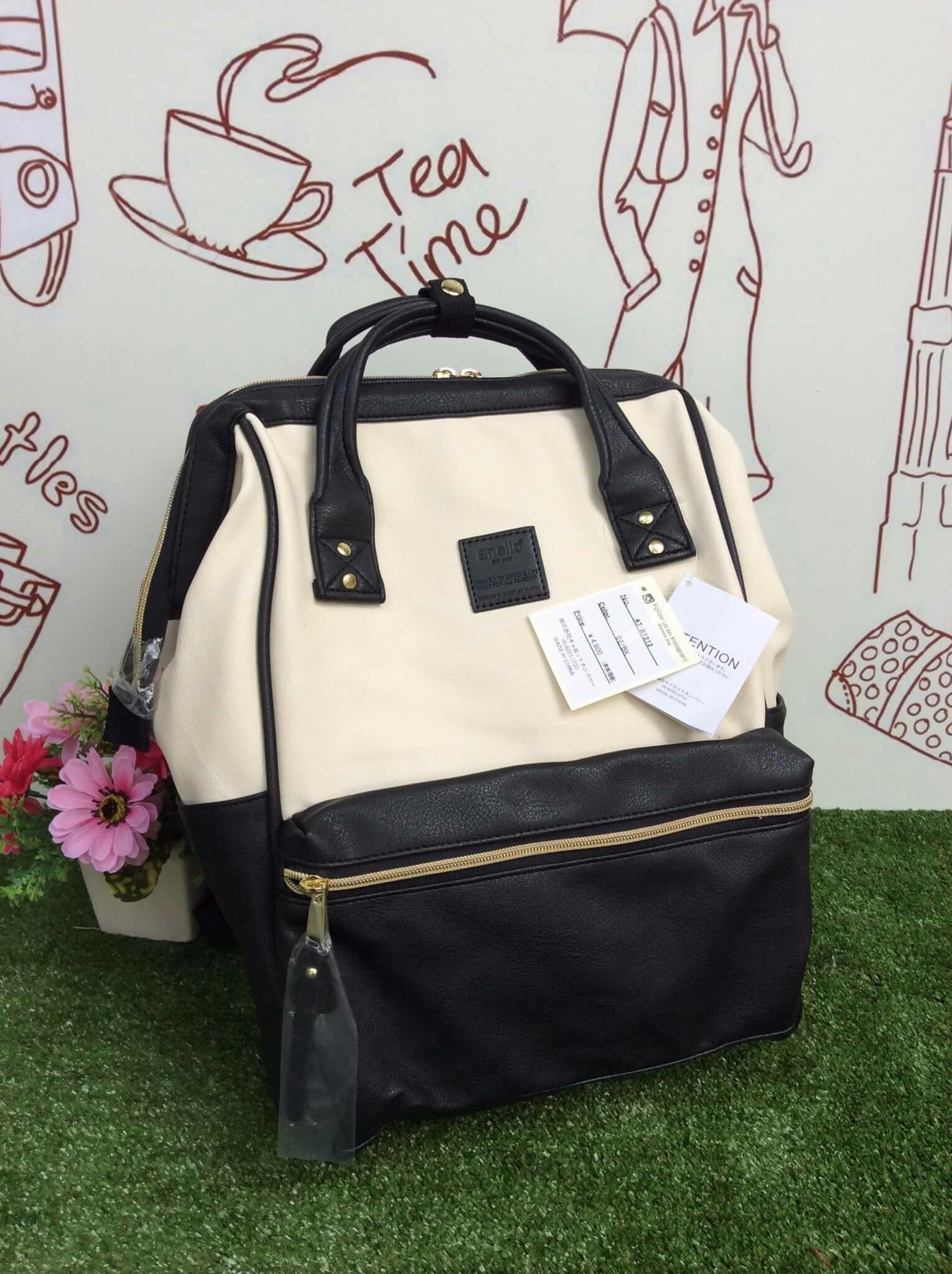 รุ่น คลาสสิก Anello Classic Polyurethane Leather Rucksack เป้อเนลโล ทำจาก PU Leather ทั้งใบ ดูแลทำความสะอาดง่าย น้ำหนักเบา สวยน่ารักดูดีค่ะ รุ่นนี้เป็นขนาดคลาสสิก (regular) สายสะพายแข็งแรง ด้านในบุผ้าอย่างดีค่ะ ด้านหลังและสายสะพายมีฟองน้ำช่วยซับพอร์ตไม่เจ