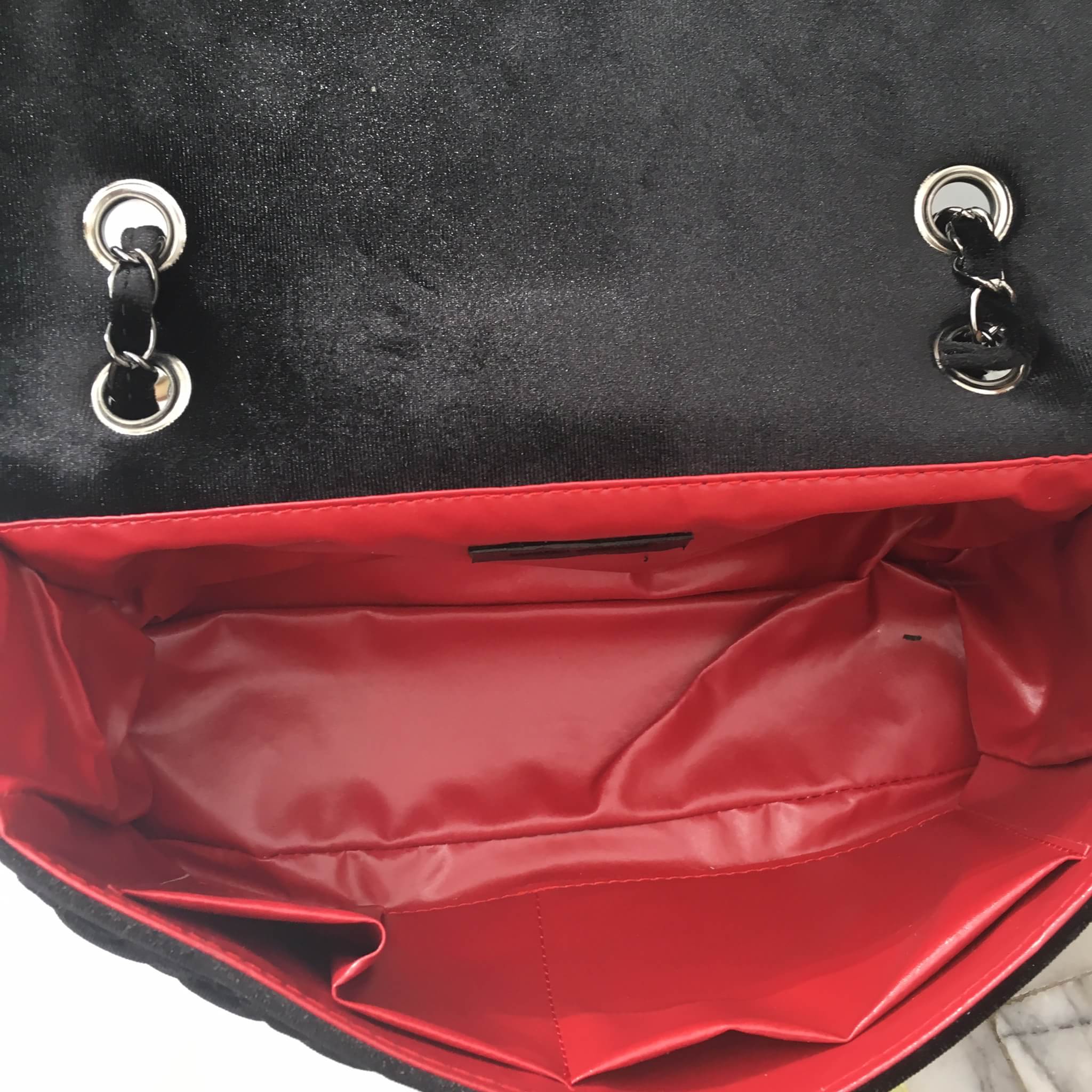 งานแท้ชนช้อป ทรงยอดฮิต ห้ามพลาดเลยน๊า กระเป๋าสะพายหนังกำมะหยี่ ทรงสวยจากแบรนด์ David Jones สวยหรูมาก ภายในสีแดง ภายนอกดำ อะไหล่ดำรมควัน ขนาดกำลังดีเลยใส่มือถือ กระเป๋าตังค์ยาวได้หมด น้ำหนักเบามากๆ ภายในมีช่องแบ่งเก็บของได้ 2 ด้าน ด้านหลังกระเป๋าใส่ของได้ 