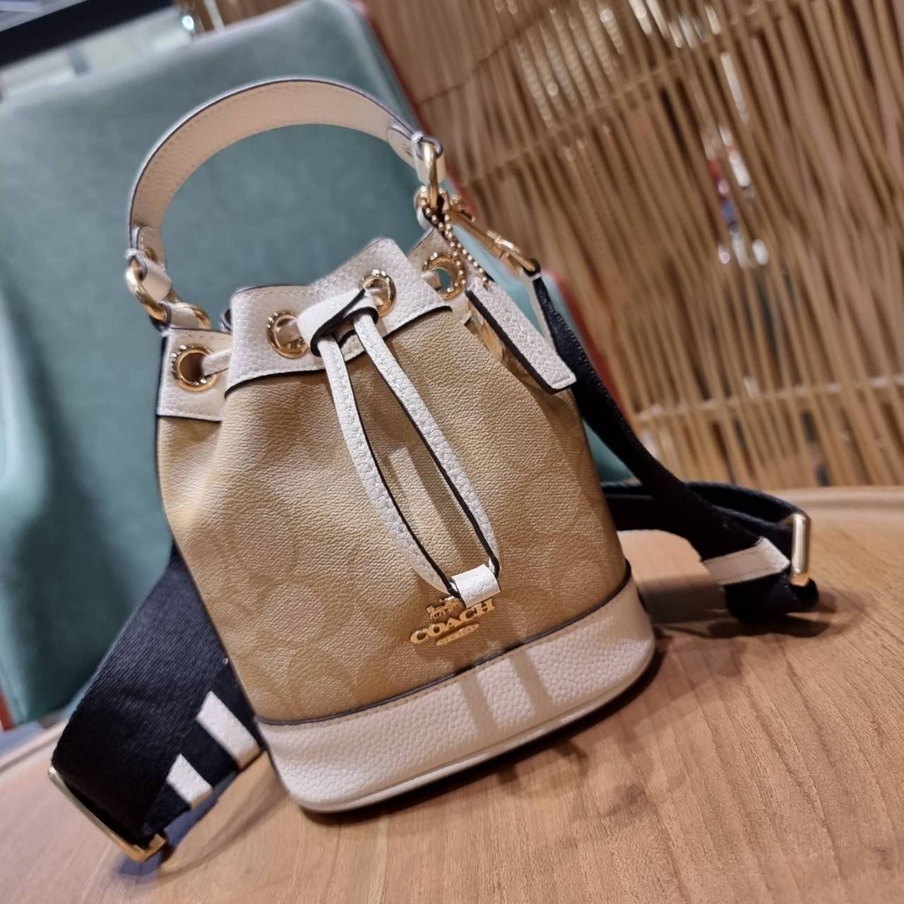COACH C5121 DEMPSEY 15 DRAWSTRING MINI BUCKET BAG น้องคนสวยมาใหม่จ้า รุ่นใหม่กริ๊บ!! ยังไม่เข้าช็อปไทย ละมุนคุณหนูต้องมาแล้วแหละ กระเป๋าทรงถังไซส์มินิ ใช้งานง่ายด้วยการรูดหนังปิดรอบปากกระเป๋า ทุกอย่างลงตัวที่สุด!! มาพร้อมตัวห้อยรูปหัวใจสีทองกุ๊กกิ๊ก น่ารั