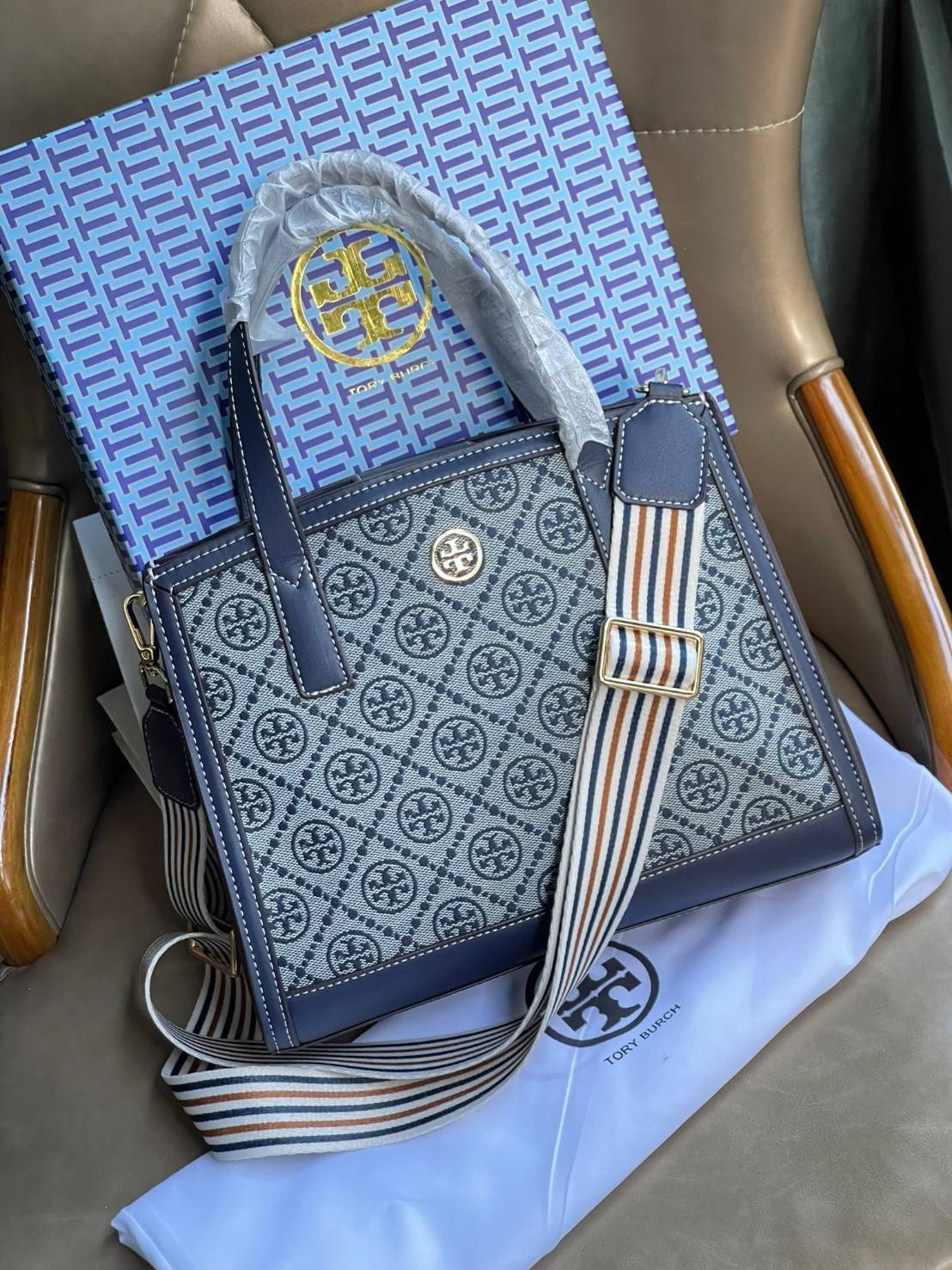 Tory burch T monograme Walker small sacthel คอลเลกชั่นนี้เป็นกระเป๋าที่ตอบโจทย์สาววัยทำงานอย่างมาก ใช้เป็น Everyday Bag สำหรับสาว ๆ เหมาะกับการใช้งานทุกช่วงเวลา ลวดลายของ T Monogram สุดคลาสสิก ตกแต่งขอบด้วยหนัง ยังจุของได้เยอะตอบโจทย์สาว ๆ ที่มีของใช้ส่วน