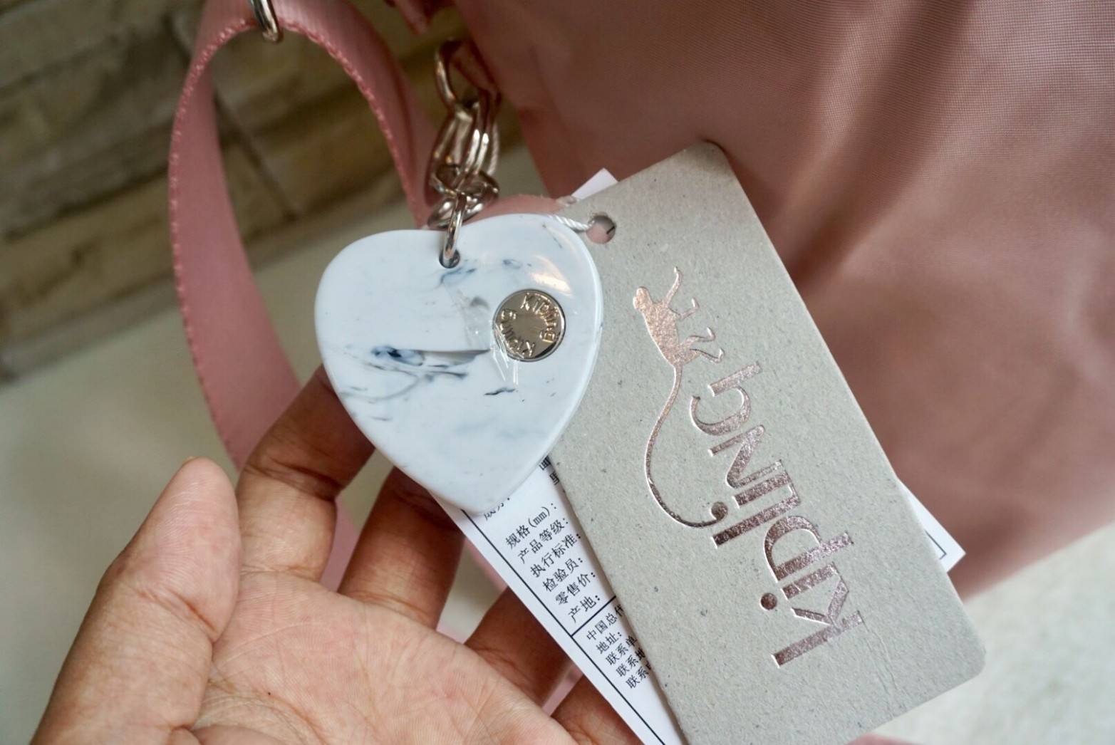 Kipling Tiram Handbag 2018!!! Kipling factory oem HK กระเป๋าสะพายใบใหญ่ วัสดุไนล่อนคุณภาพสูง กันน้ำ ระดับนึงเลยค่ะ สามารถถือได้ สะพายข้างได้ เปิดปิดกระ แบบซิปคู่ ภายในกระเป๋าโล่งกว้าง มีข่องซิป ช่องเล็ก และ ช่องขนาดกลางเสริมนวมให้ด้วยค่ะ พร้อมสายห้อยกุญแจ