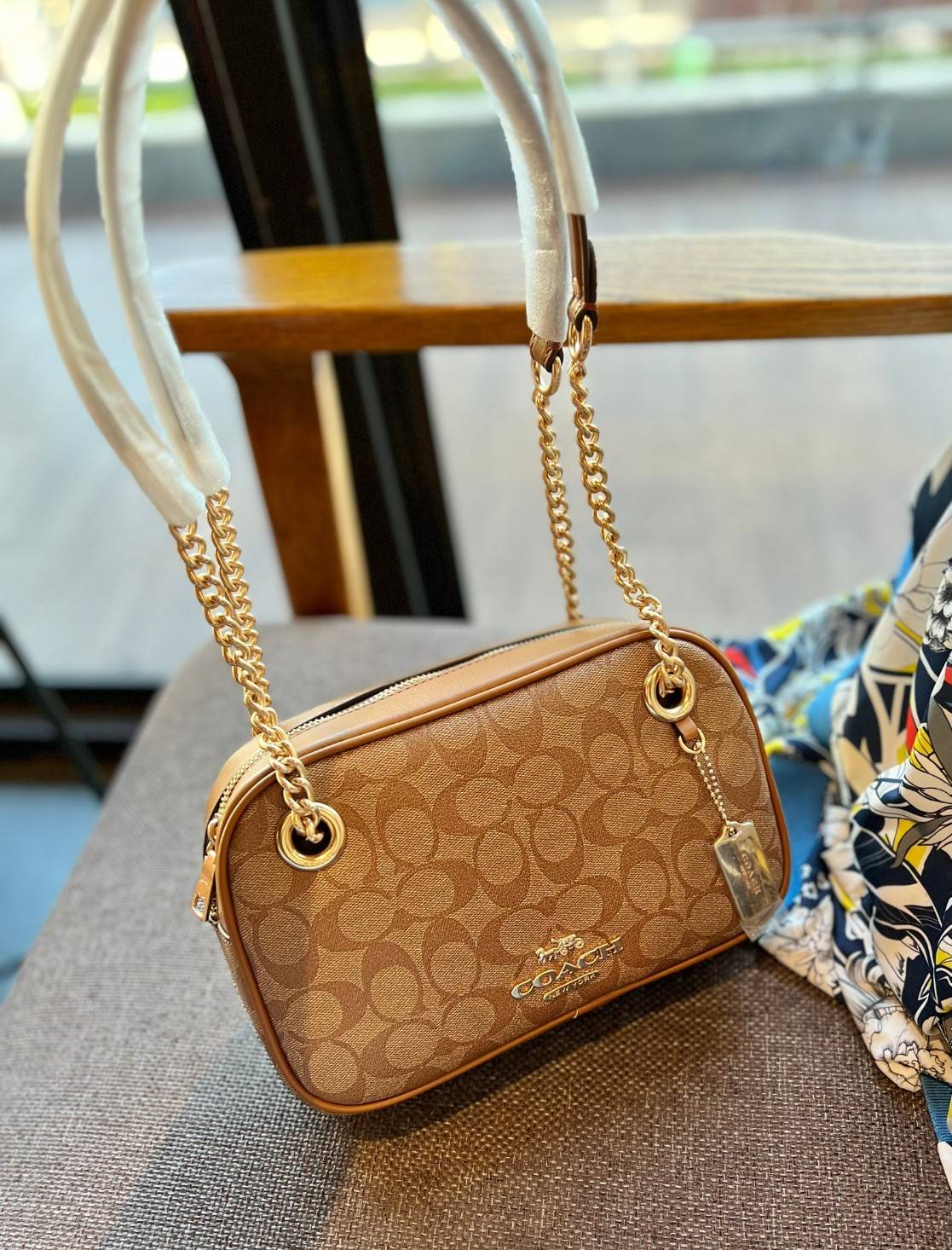 COACH CAMMIE CHAIN SHOULDER BAG IN SIGNATURE (C8149) สวย หรู ดูดี ทางนี้จ้าสาวๆๆ สินค้าต้องมี ห้ามพลาด! 🌟พร้อมส่ง จำนวนจำกัด ก่อนหมด! กับกระเป๋าหิ้วหรือสะพายไหล่ สายสะพายไหล่ในตัวแบบโซ่มีหนังรองบ่า สวยงามมากๆค่ะ