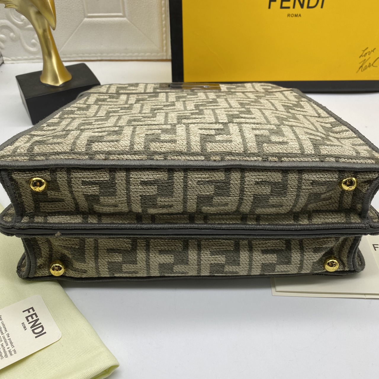 Fendi peekaboo 25cm เกรดออริจินอล กระเป๋าเฟนดิ คลาสสิกตามแบบฉบับแบรนด์ วัสดุคุณภาพอย่างดี เพิ่มความหรูหราและโดดเด่นด้วยการตกแต่งลวดลายโลโก้เด่นชัดทั้งใบ และด้วยขนาดที่กะทัดรัดและดีไซน์ที่เรียบหรูนี้ จึงสามารถนำไปแมทช์กับการแต่งตัวได้ง่าย ไม่ว่าจะเป็นสไตล์