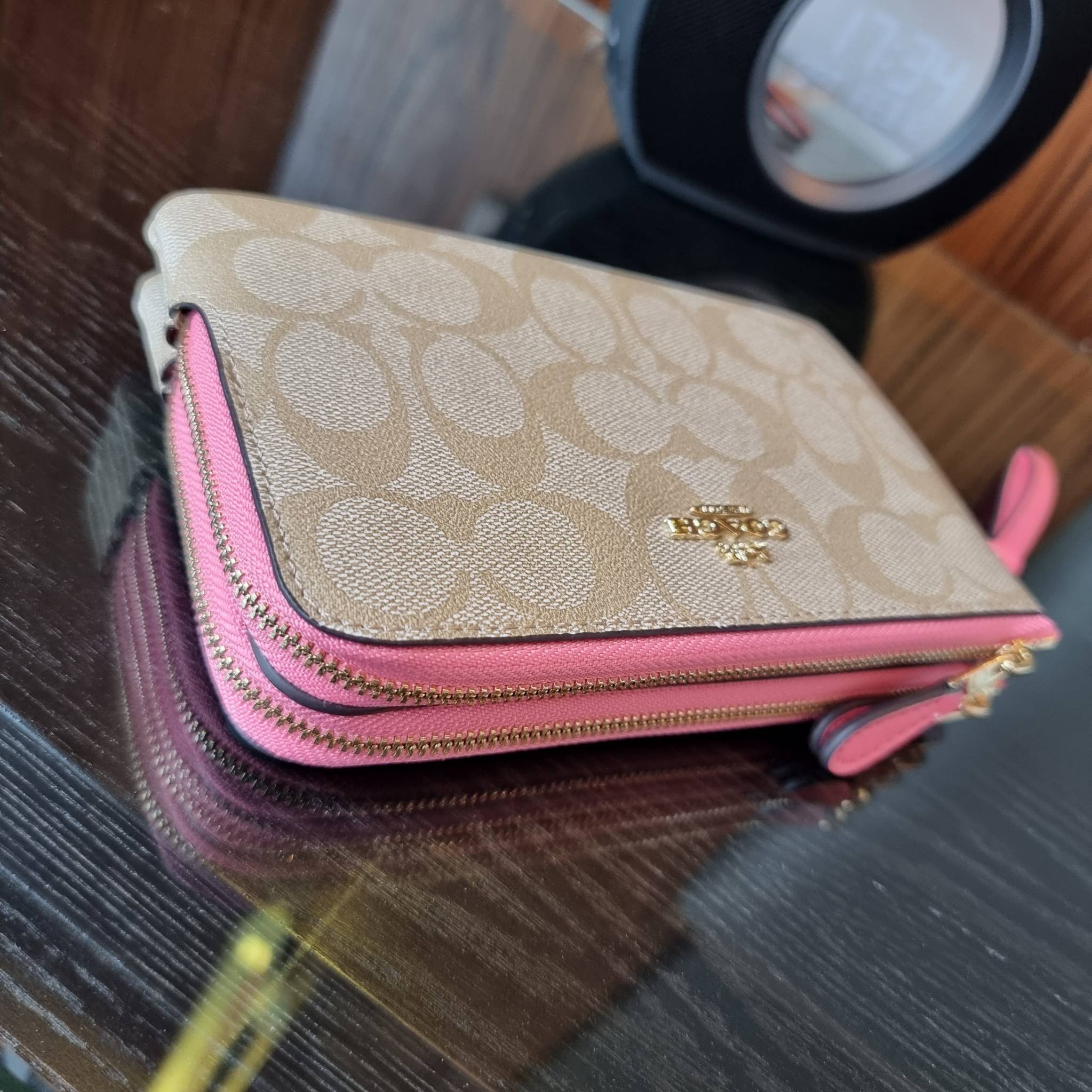 COACH F87591 DOUBLE CORNER ZIP WALLET IN SIGNATURE COATED CANVAS คล้องมือรุ่น 2 ซิป!! มาแล้วจ้า 🌟🤗 ไซส์นี้คือเหมาะมือจริงๆ พกง่ายเช่นเคย ไม่ต้องกังวลว่าจะเกะกะหรือกินพื้นที่กระเป๋าหลัก วัสดุหนังแคนวาสเคลือบลาย มีช่องหลักแยก 2 ช่อง ภายในบุผ