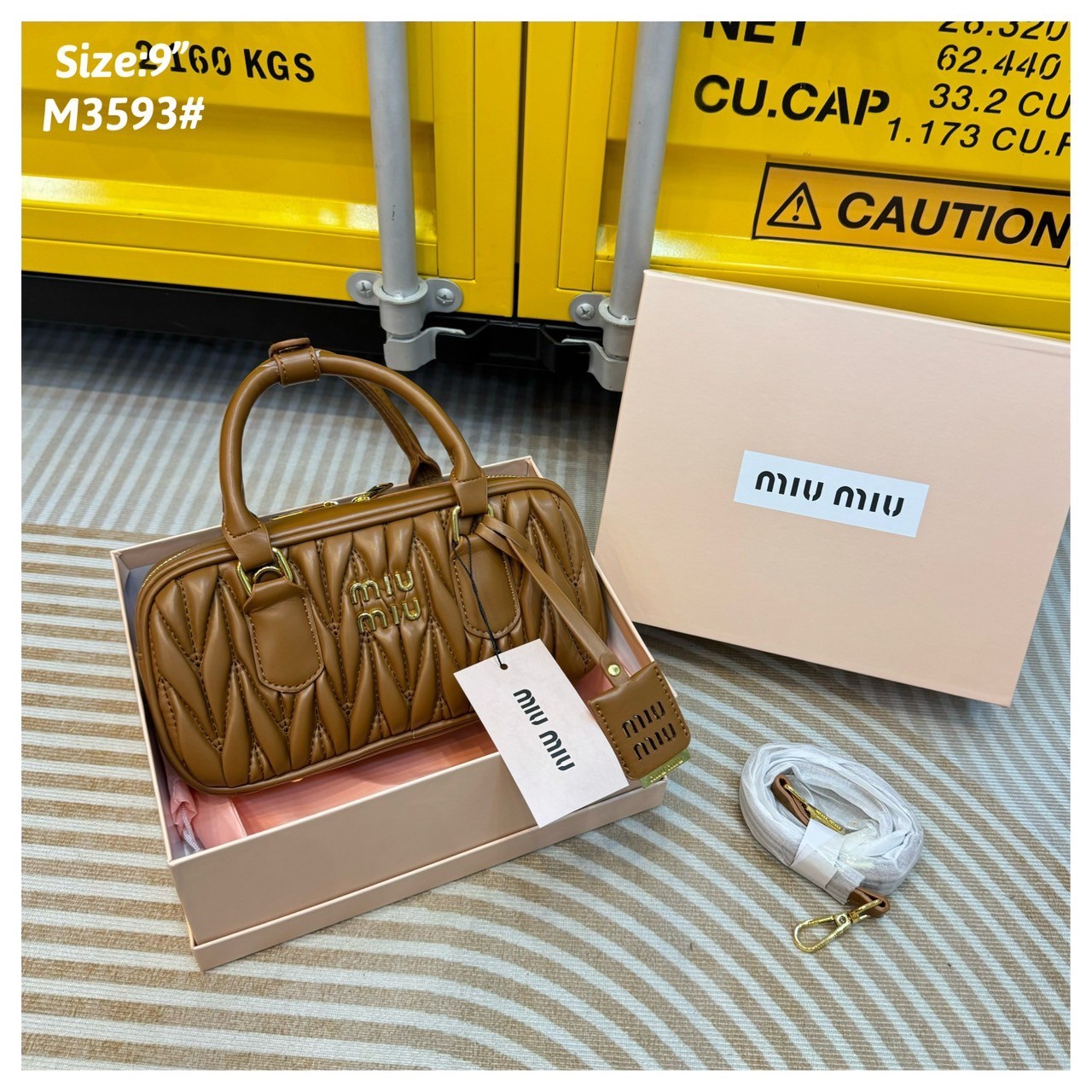 MIU MIU ARCADIE METELASSE LEATHER BAG กระเป๋าถือ/สะพายสุดชิค ที่ไม่มีตอนนี้คือพลาด ดีไซน์เพิ่มดีเทล ด้วยการเดินด้ายเป็นเอกลักษณ์ สวยดูแพง หูจับในตัวง่ายและสะดวกพกพา