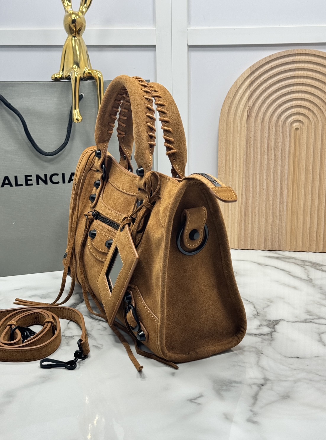ORI หนังแท้ | Balenciaga Le City suede bag 30cm กระเป๋าถือ/สะพายข้างดีไซน์โดดเด่นสวยเท่ล้ำสมัย ใหม่ล่าสุดงานหนังกลับที่สุดแห่งความไอคอนิกไม่เหมือนใคร มีกิมมิคและลูกเล่นแพรวพราว