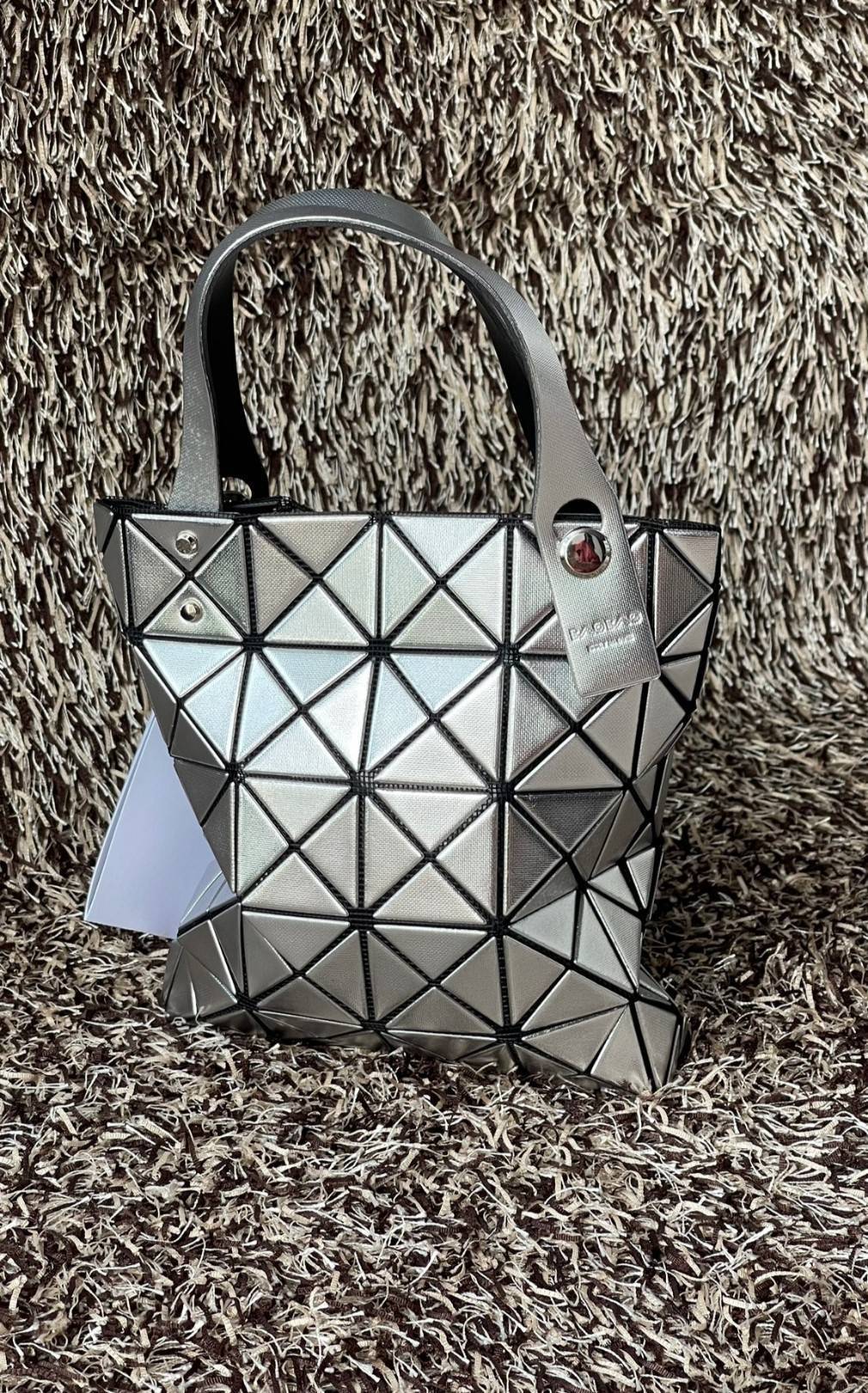 BAO BAO ISSEY MIYAKE PLATINUM COFFRET สะท้อนแสงเพื่อสร้างสินค้าระดับพรีเมียมที่ให้ความเงางามที่เหนือกว่า เพิ่มความหรูหราและโดดเด่นให้กับ เพราะมีความแวววาวและเป็นประกาย