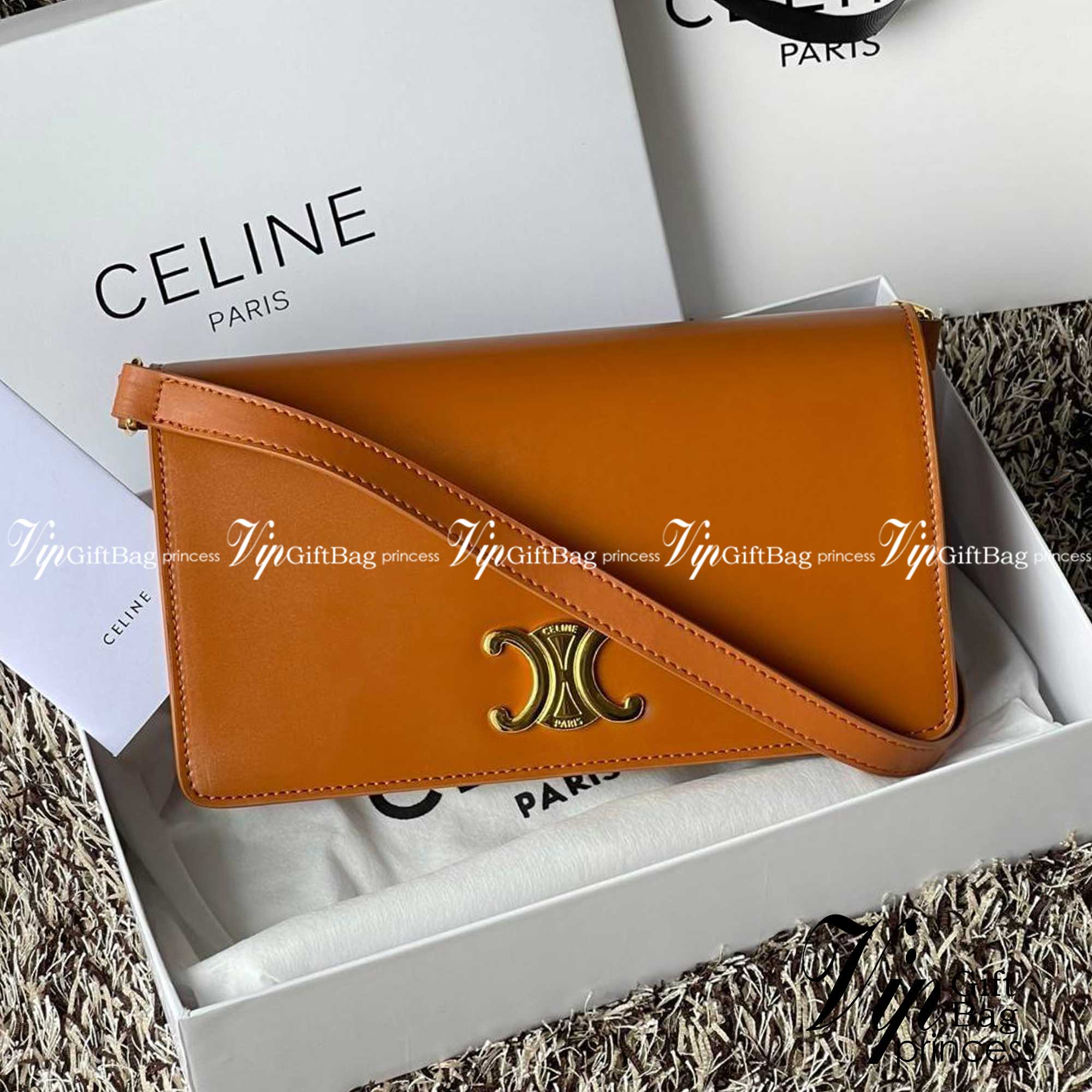 CELINE TRAPEZE TRIOMPHE BAG ดีไซน์เรียบหรู Timeless โดดเด่นมีเอกลักษณ์ ใช้ได้หลายโอกาส แมทช์กับการแต่งตัวง่าย จึงครองใจสาว ๆ ได้ไม่ยาก โดยเป็นกระเป๋าสะพายไหล่ที่อัดแน่นด้วยกลิ่นอายความคลาสสิกและหรูหราตามแบบฉบับของ Celine ด้านหน้าตกแต่งด้วยโลโก้สีทองโดดเด่