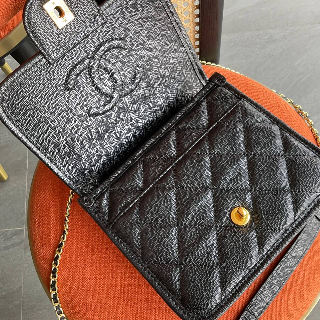 Chanel Handle Flap bag / Chanel Caviar Quilted Sweet handle Flap bag กระเป๋าทรงสะพายข้าง ที่กำลังมาแรงมาในตอนนี้ ตัวกระเป๋าเป็นหนังลายคาเวียร์สวยหรูมาก